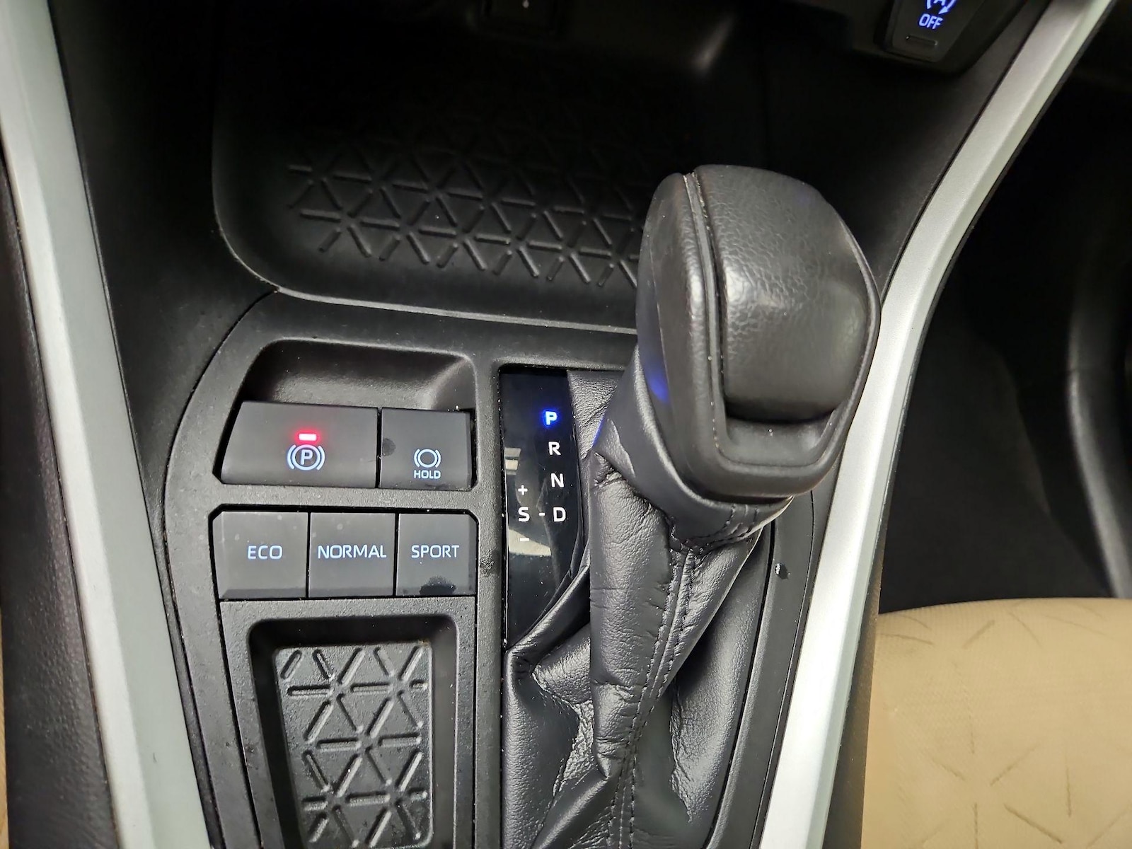 2021 Toyota RAV4 XLE - Photo 18