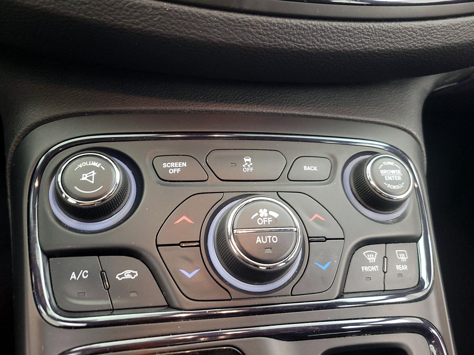 Thumbnail: 2015 Chrysler 200 - 16