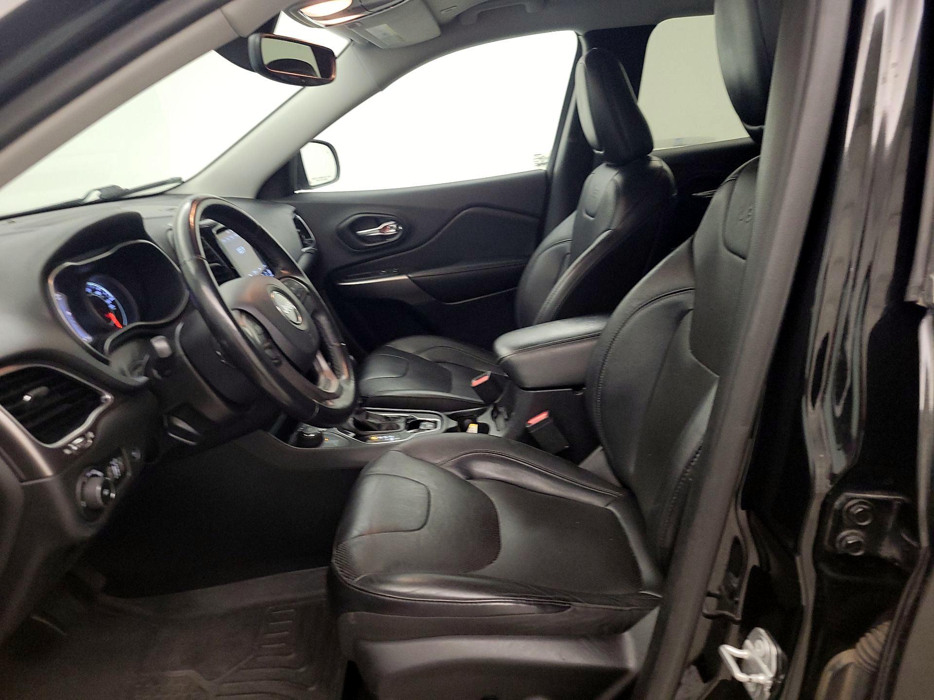 Thumbnail: 2019 Jeep Cherokee - 11