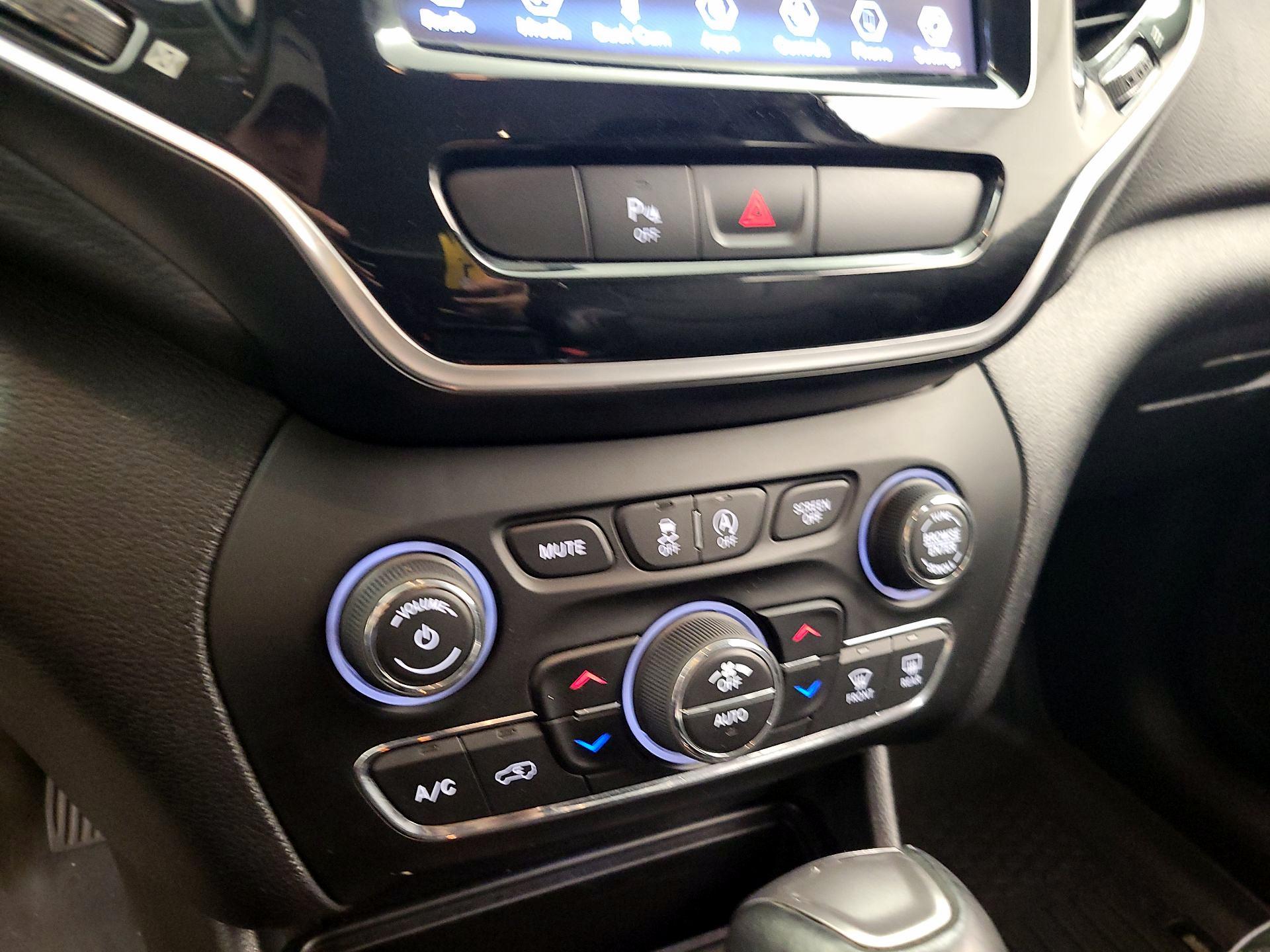 Thumbnail: 2019 Jeep Cherokee - 16