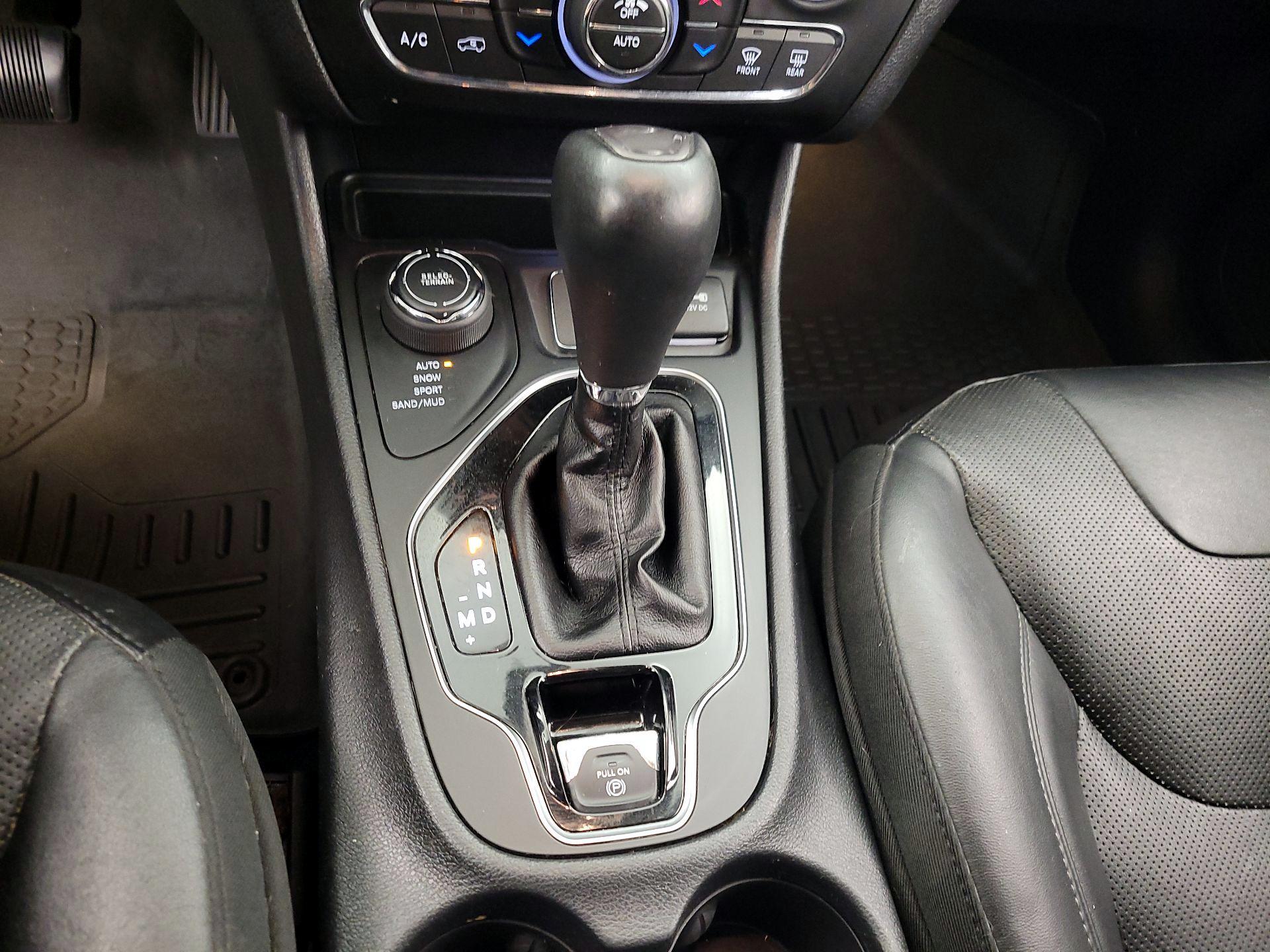 Thumbnail: 2019 Jeep Cherokee - 17