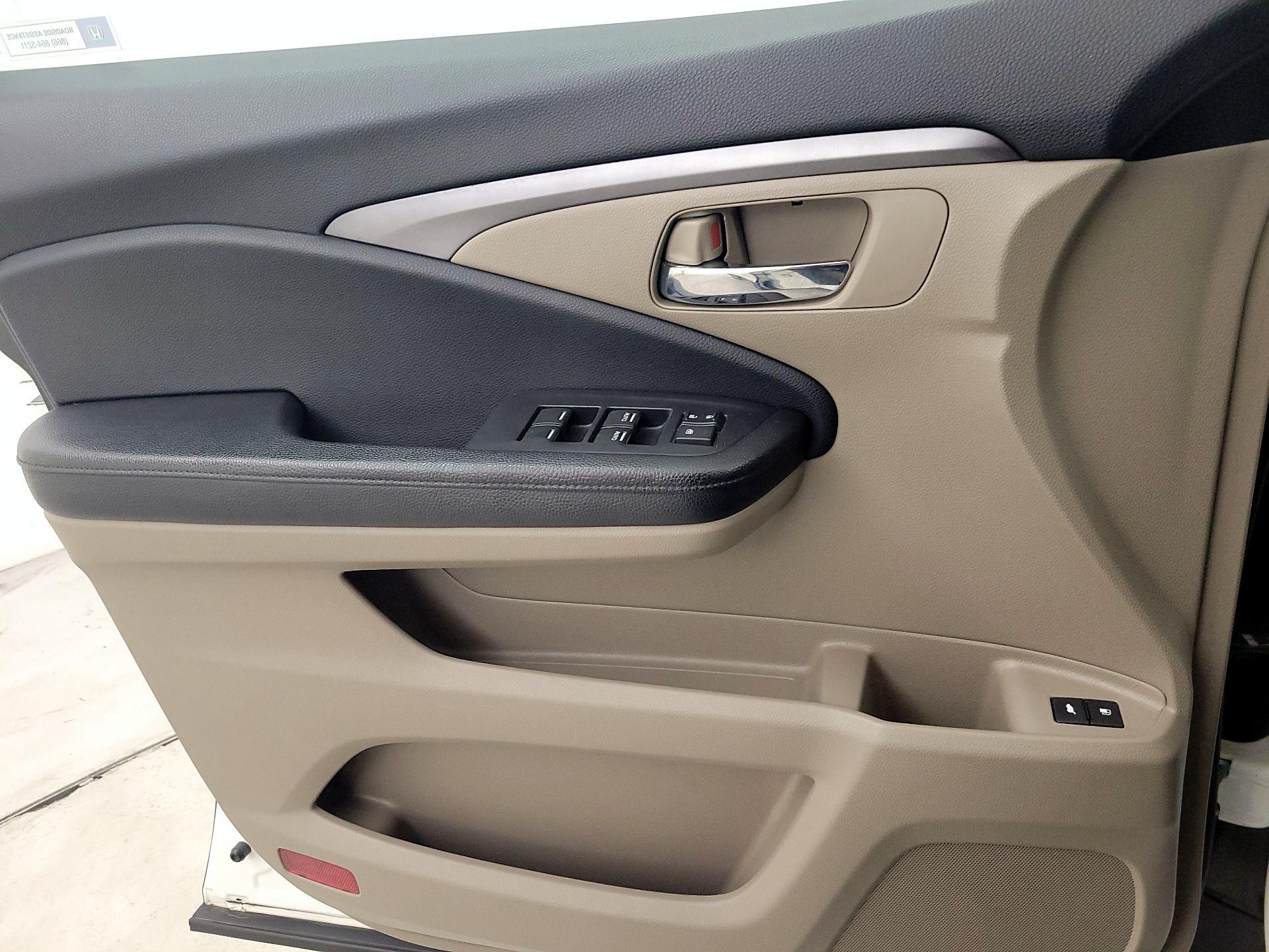 Thumbnail: 2017 Honda Pilot - 12