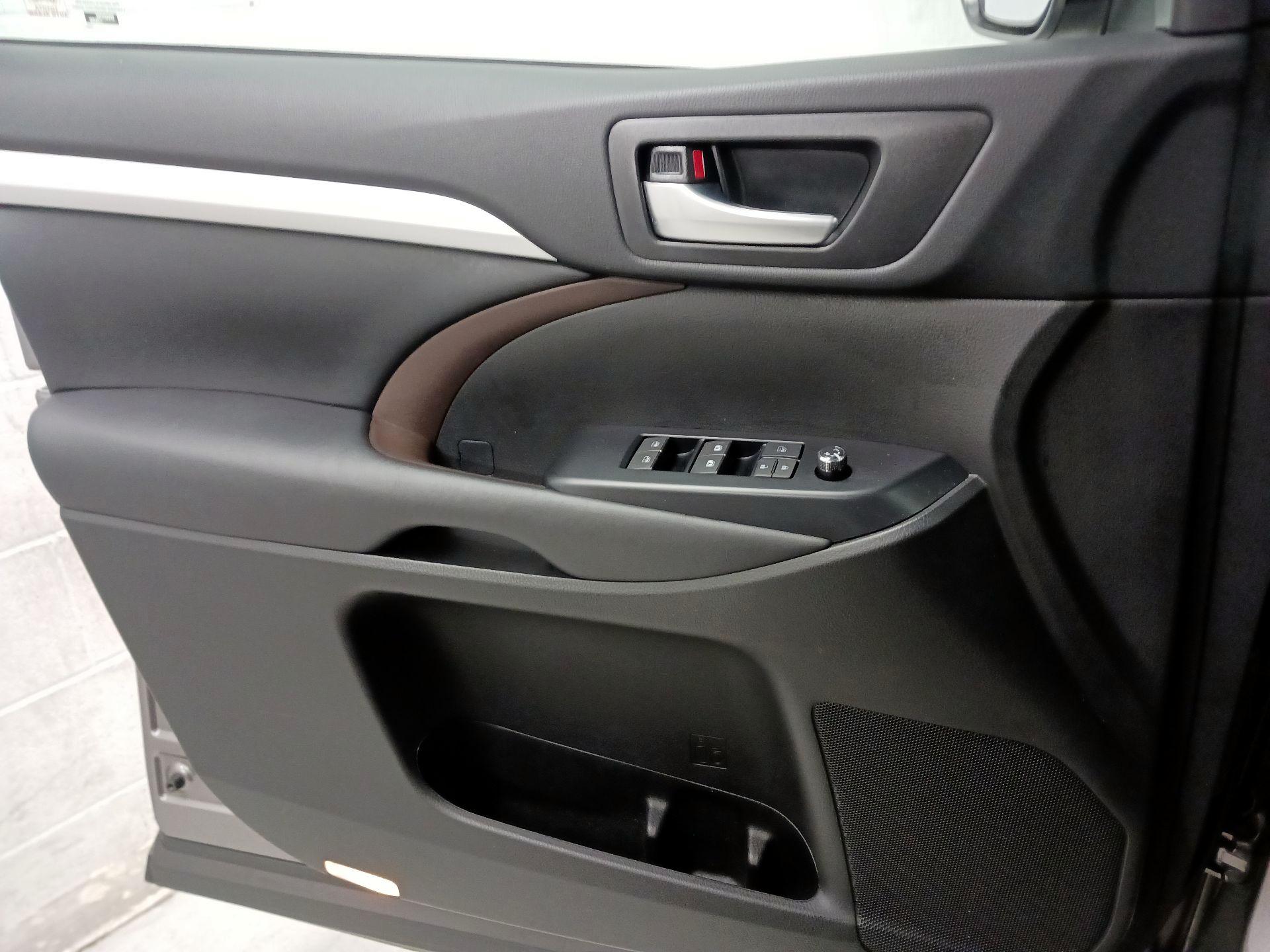 Thumbnail: 2017 Toyota Highlander - 12