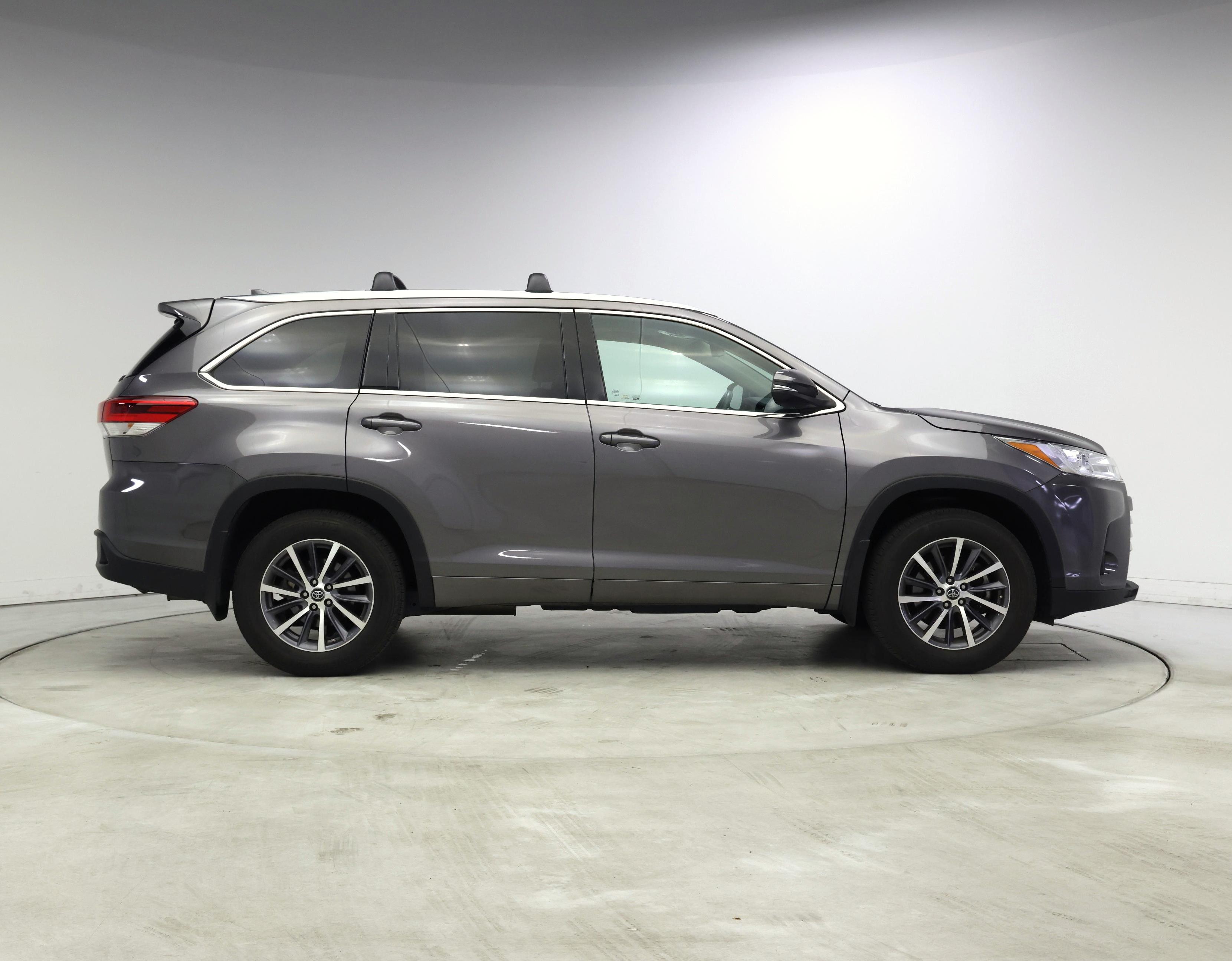 Thumbnail: 2017 Toyota Highlander - 7