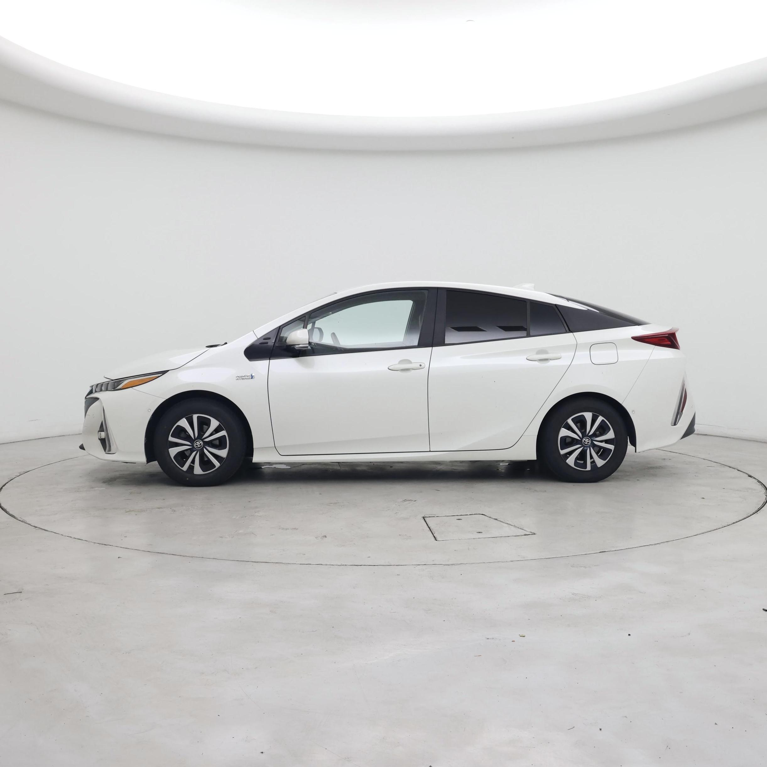 Thumbnail: 2017 Toyota Prius Prime - 3