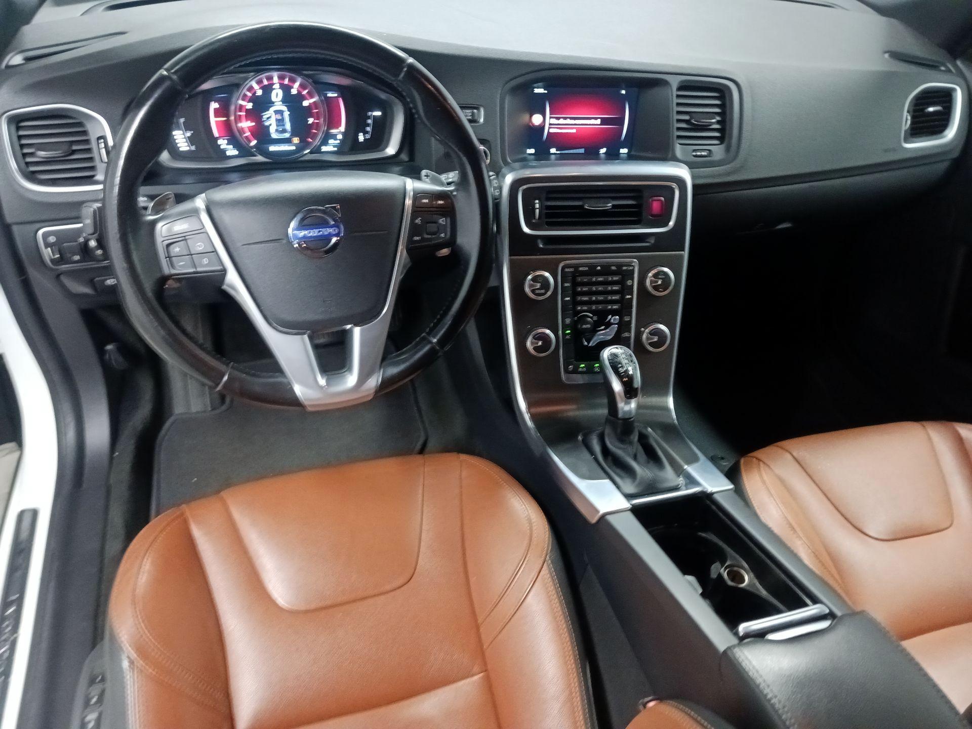 Thumbnail: 2016 Volvo V60 - 9