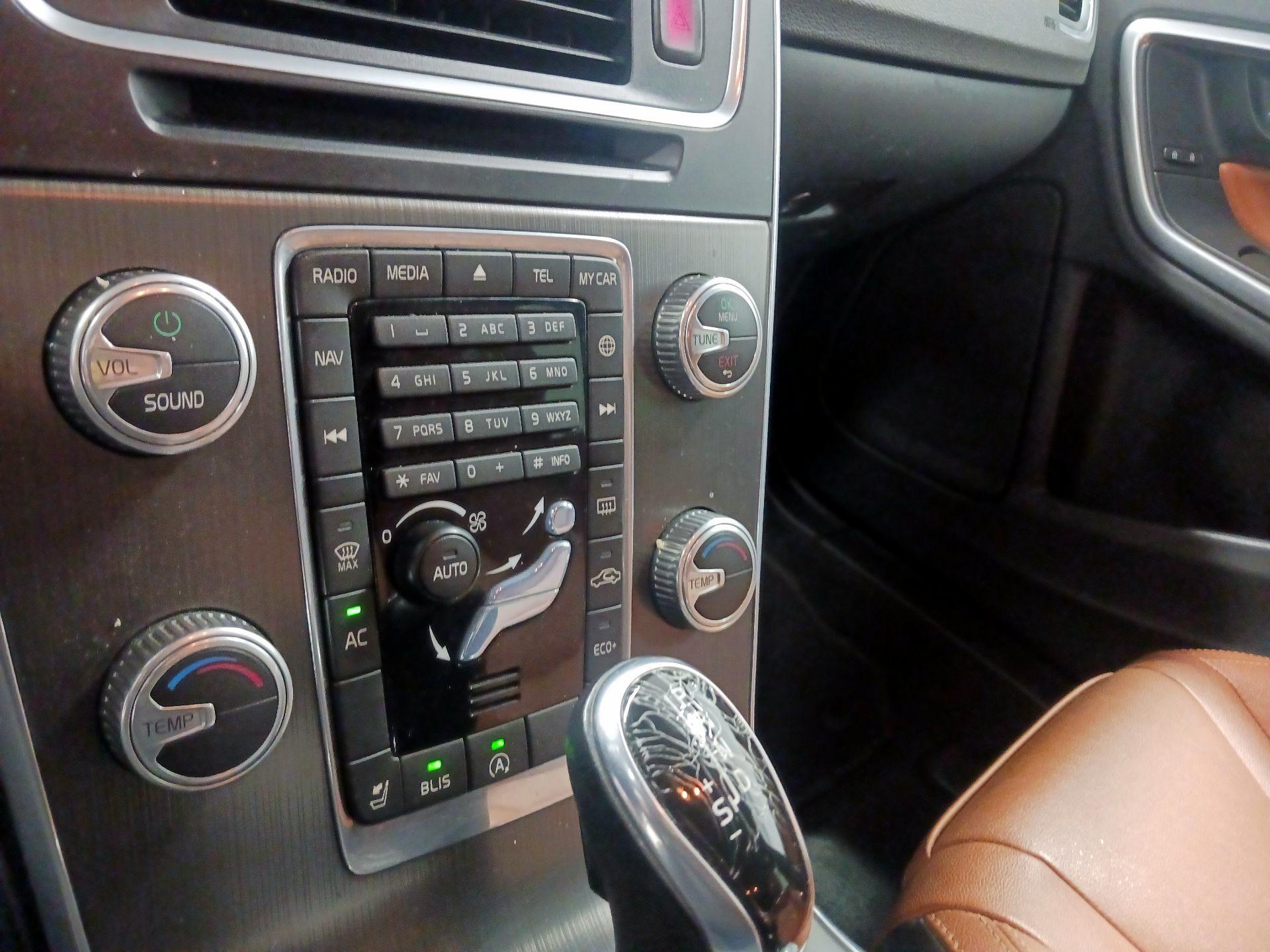 Thumbnail: 2016 Volvo V60 - 14