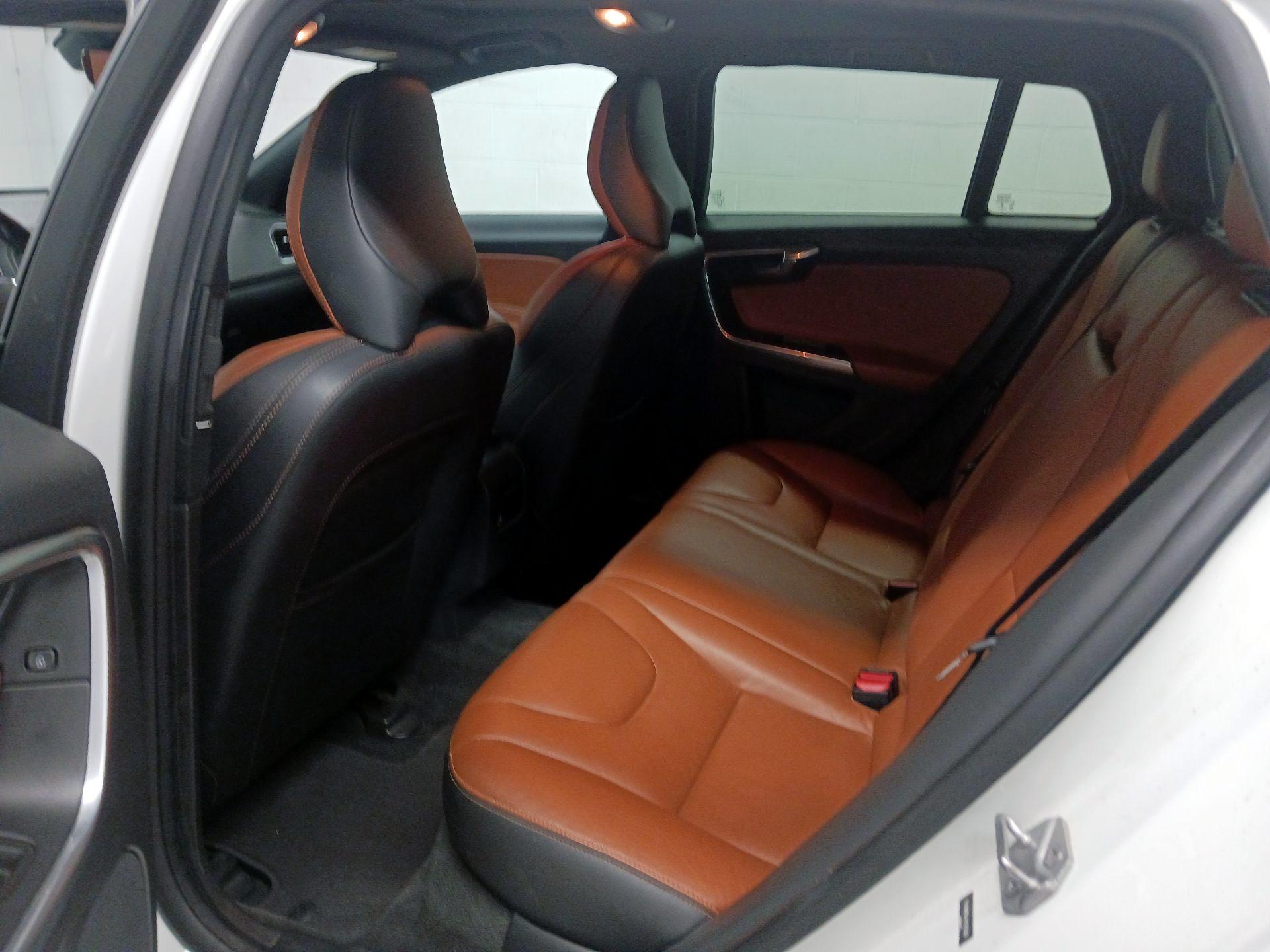 Thumbnail: 2016 Volvo V60 - 16