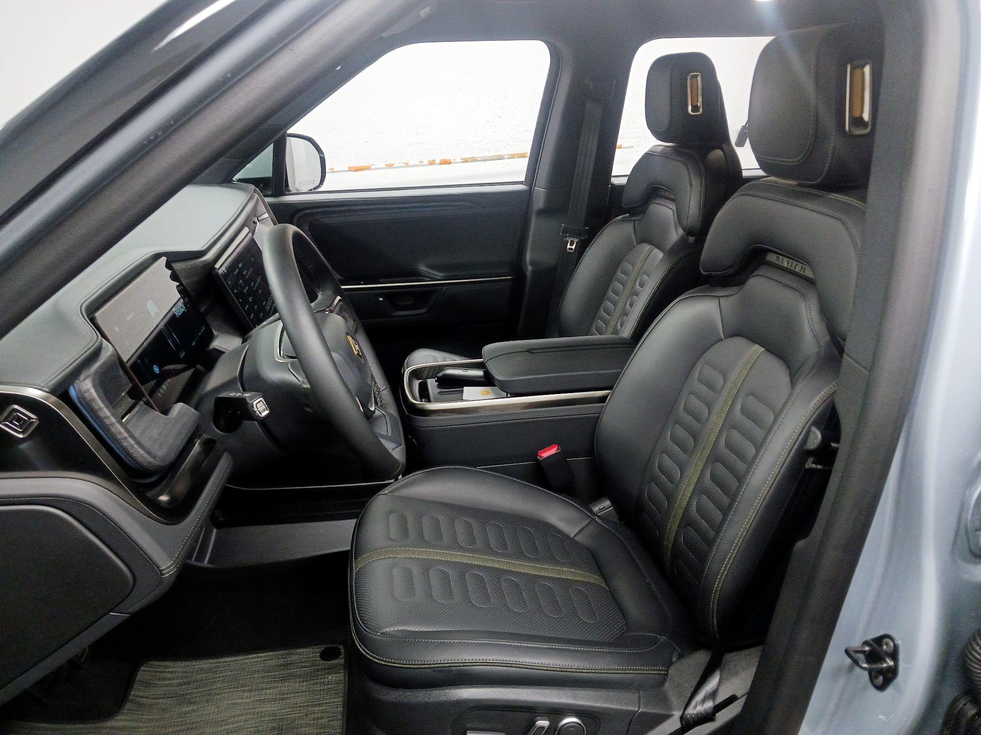 Thumbnail: 2026 Rivian R1S - 11