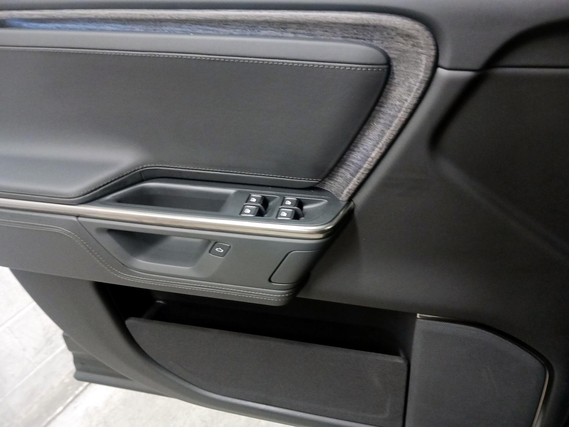 Thumbnail: 2026 Rivian R1S - 12