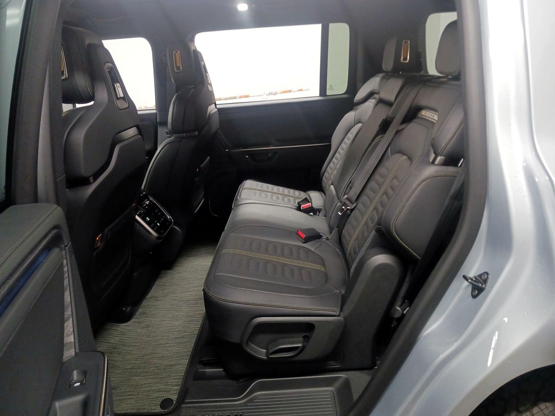 Thumbnail: 2026 Rivian R1S - 16