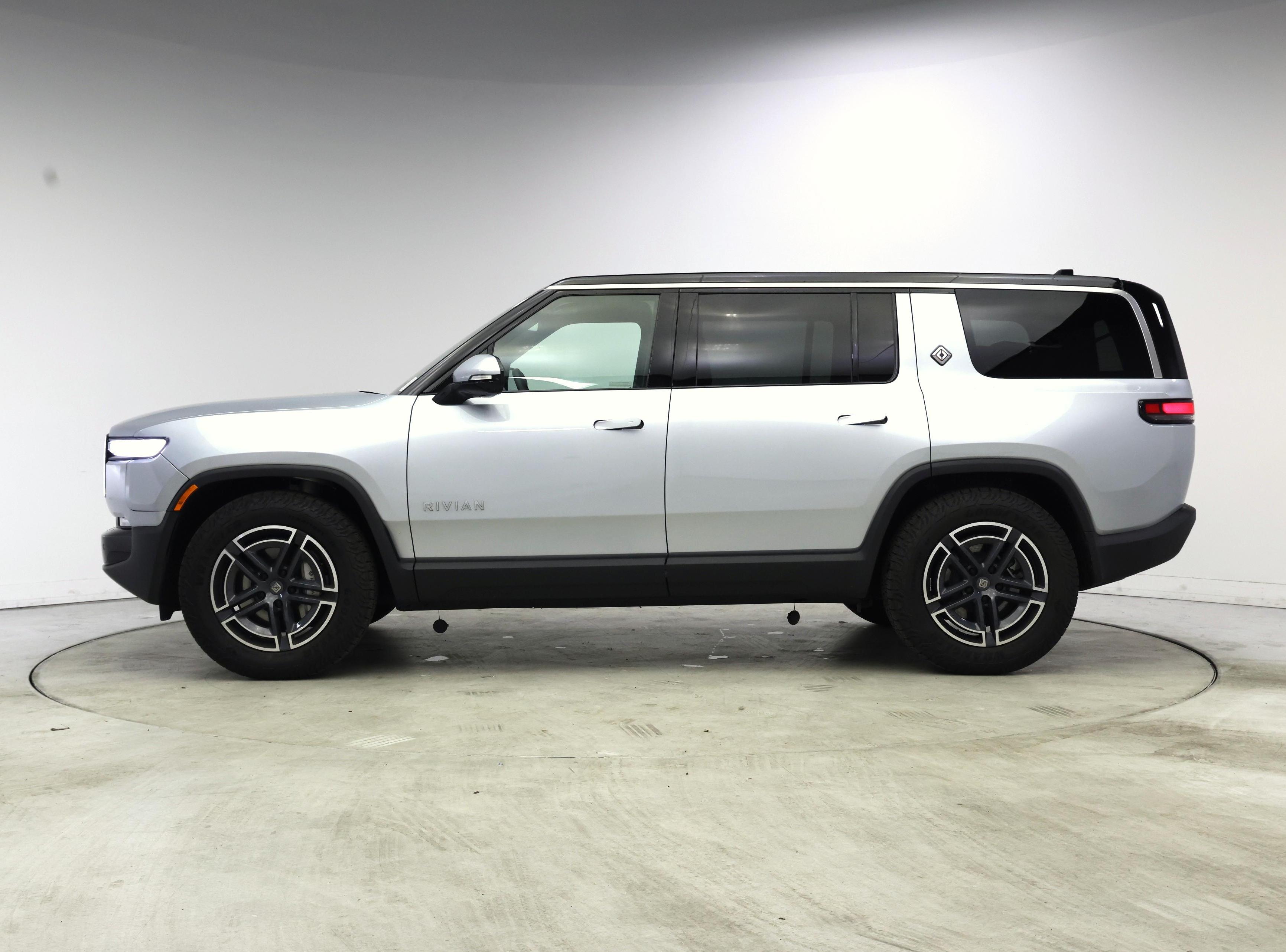 Thumbnail: 2026 Rivian R1S - 3