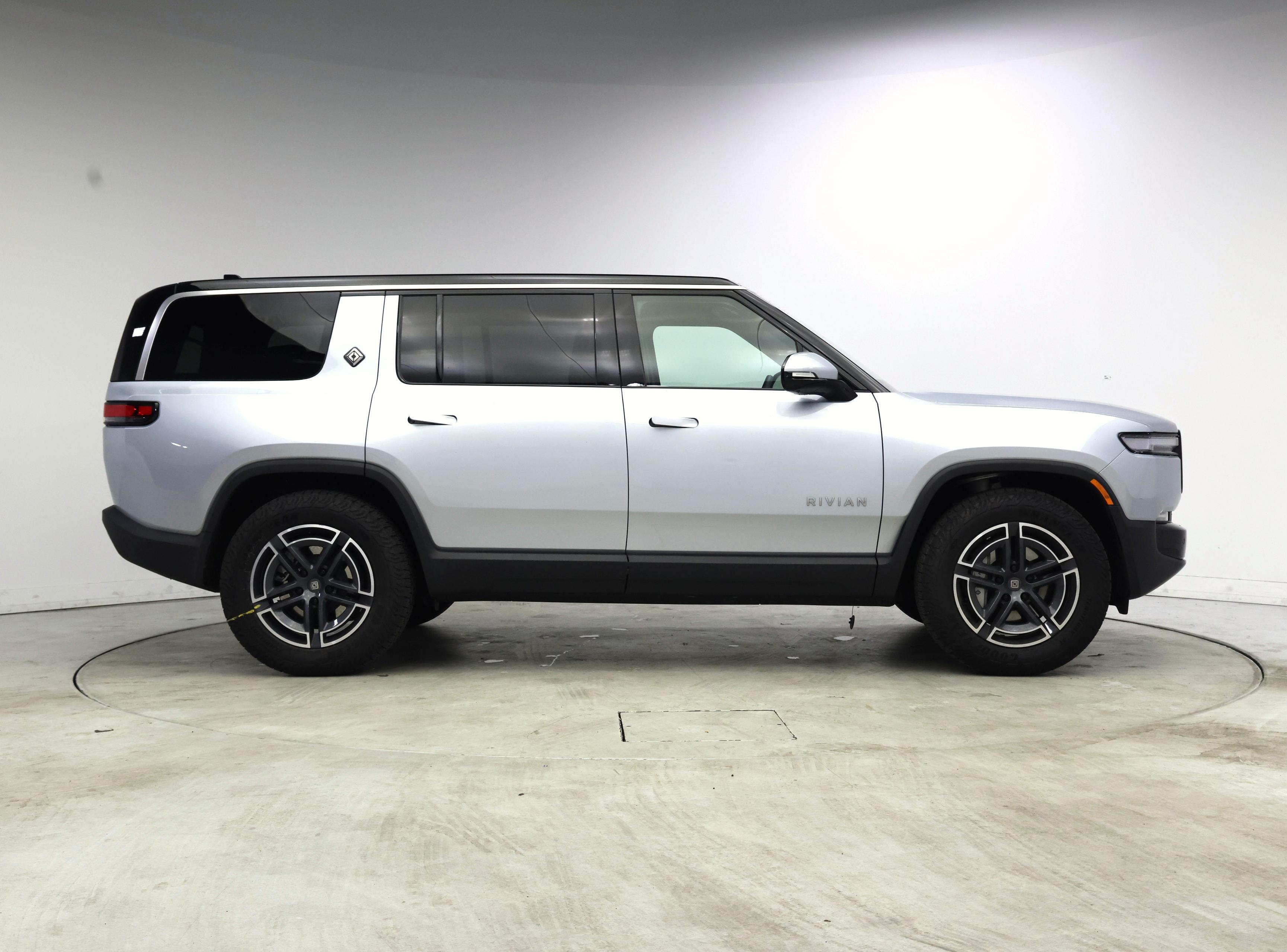 Thumbnail: 2026 Rivian R1S - 7