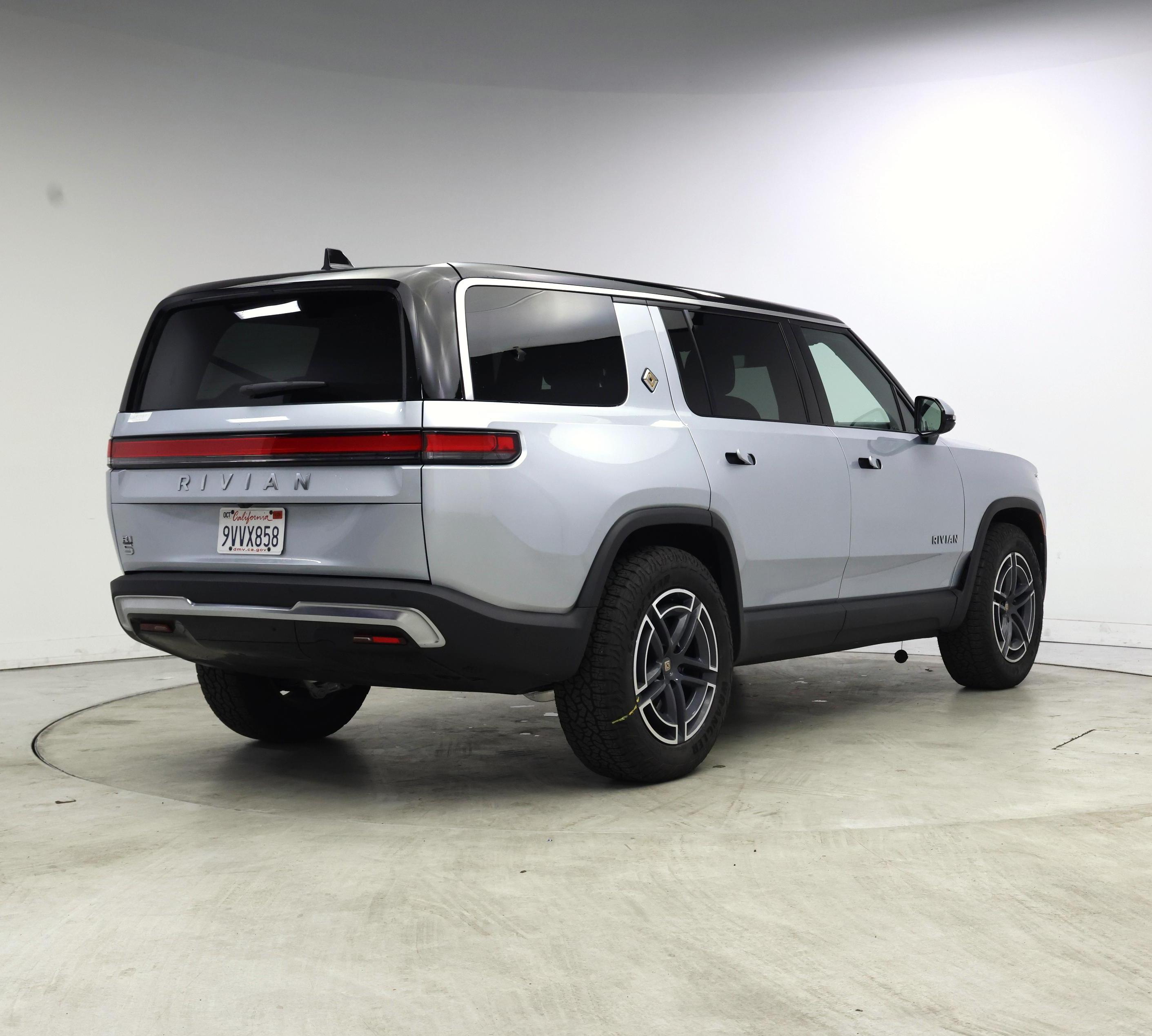 Thumbnail: 2026 Rivian R1S - 8