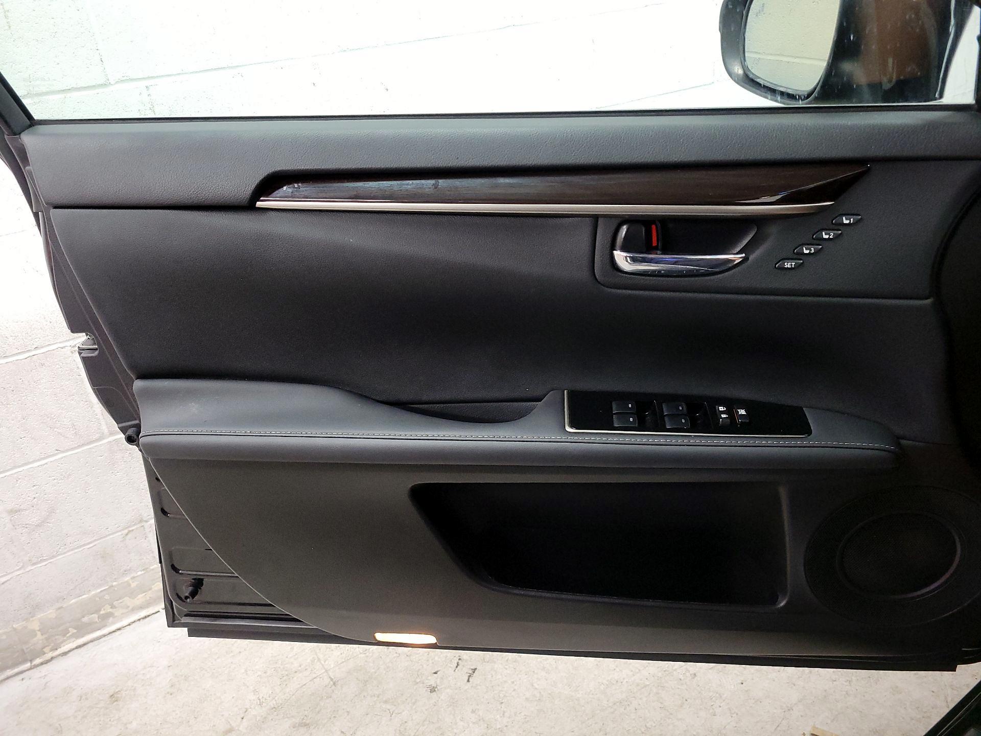 Thumbnail: 2018 Lexus ES - 12