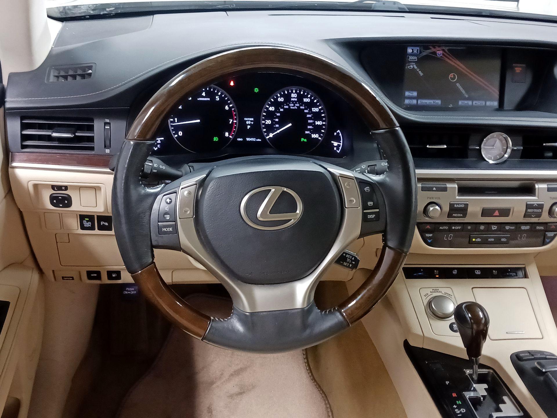 Thumbnail: 2014 Lexus ES - 10