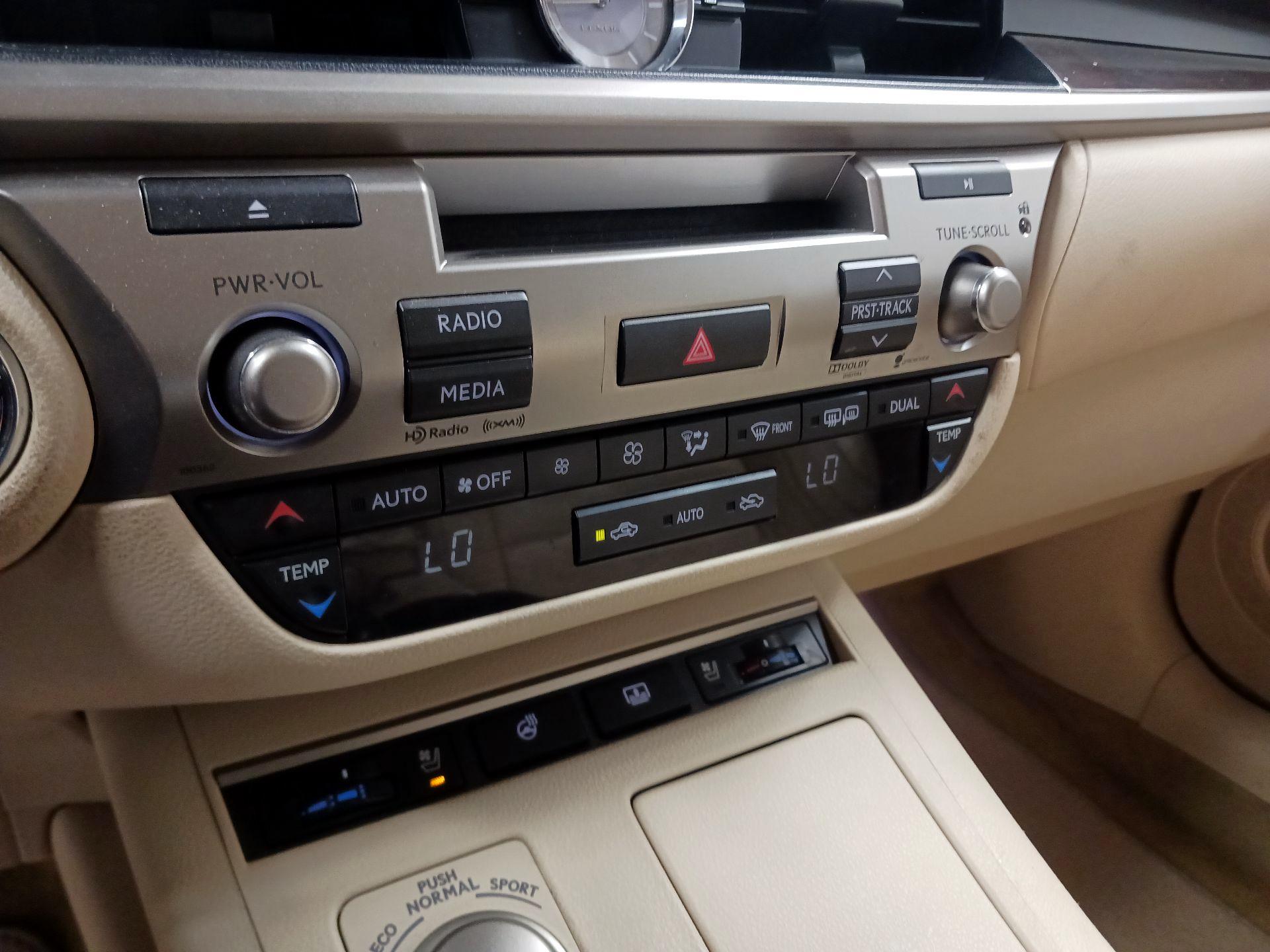 Thumbnail: 2014 Lexus ES - 16