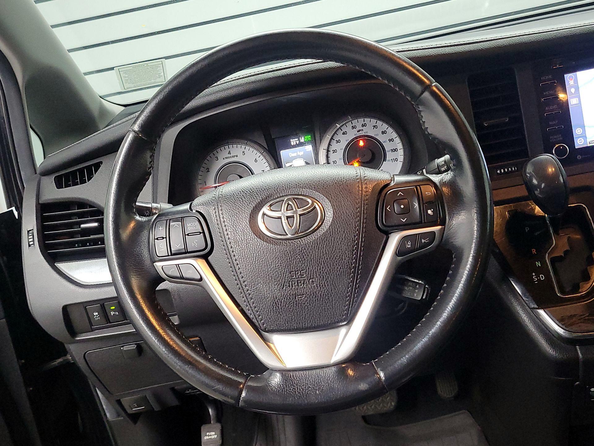 Thumbnail: 2019 Toyota Sienna - 10