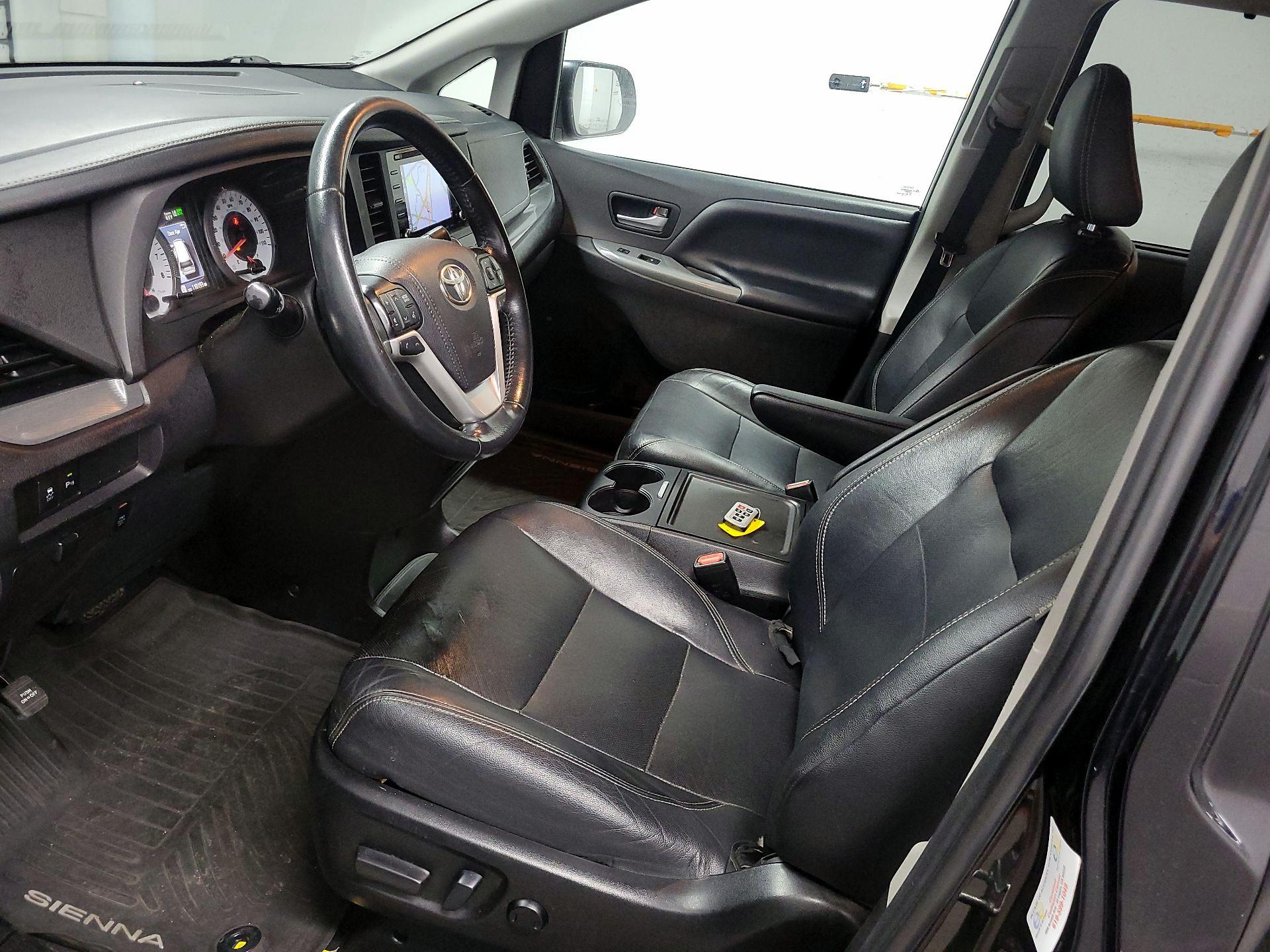 Thumbnail: 2019 Toyota Sienna - 11