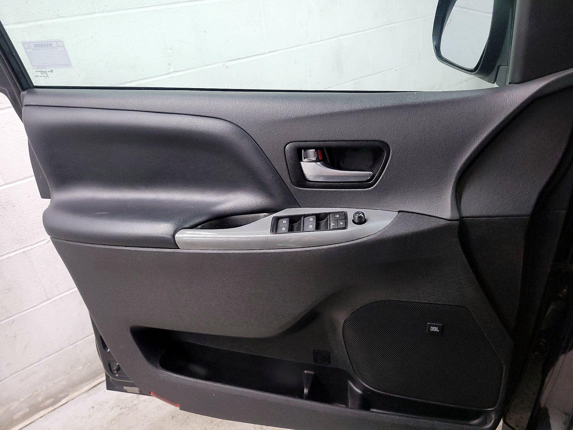 Thumbnail: 2019 Toyota Sienna - 12