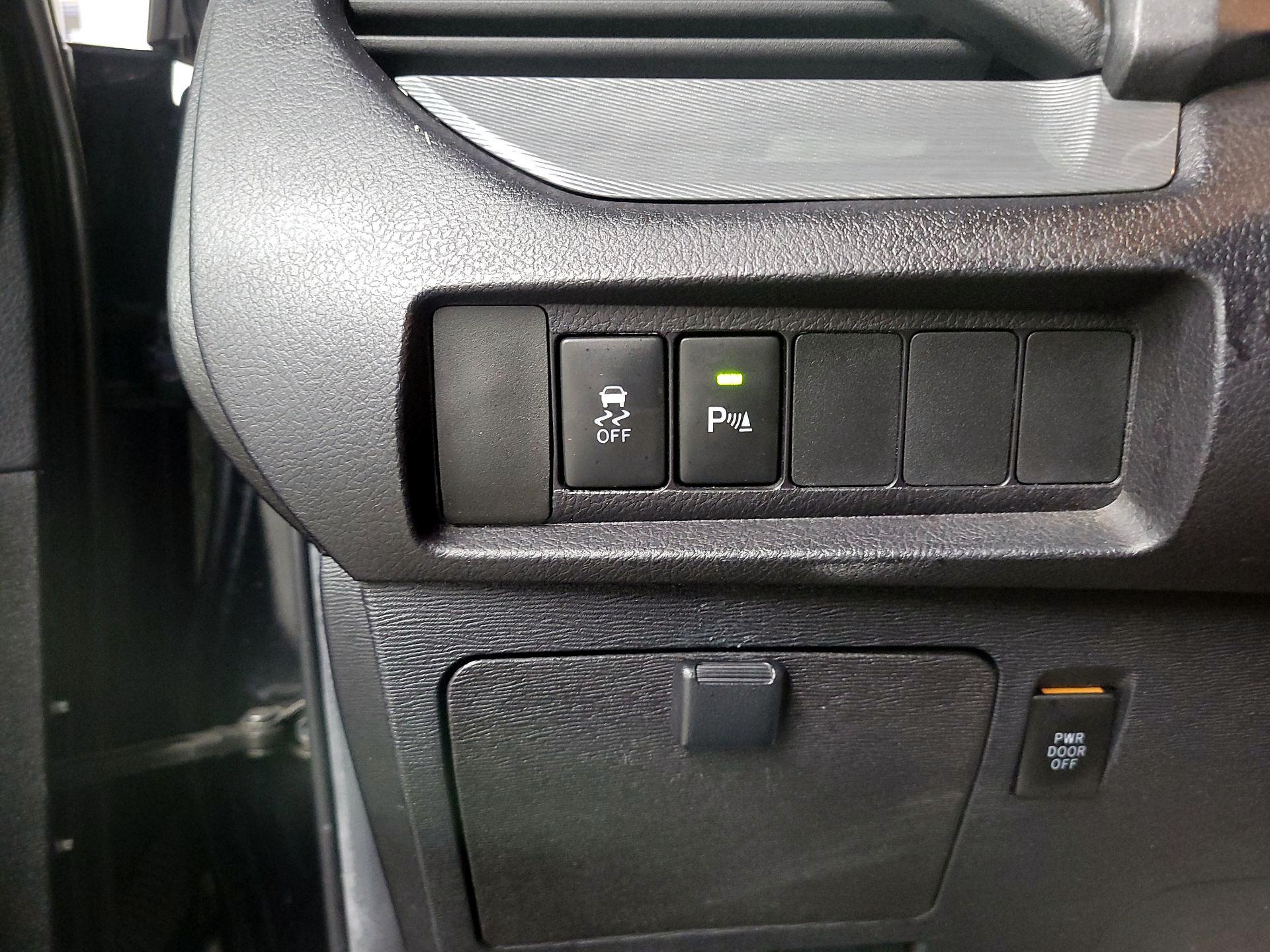 Thumbnail: 2019 Toyota Sienna - 13