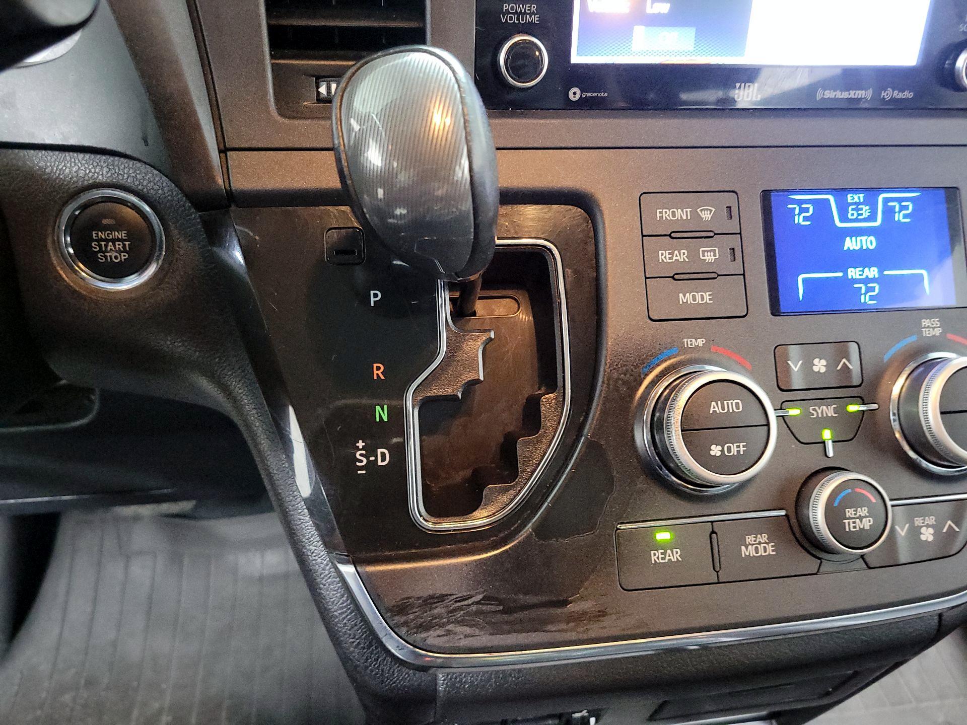 Thumbnail: 2019 Toyota Sienna - 18