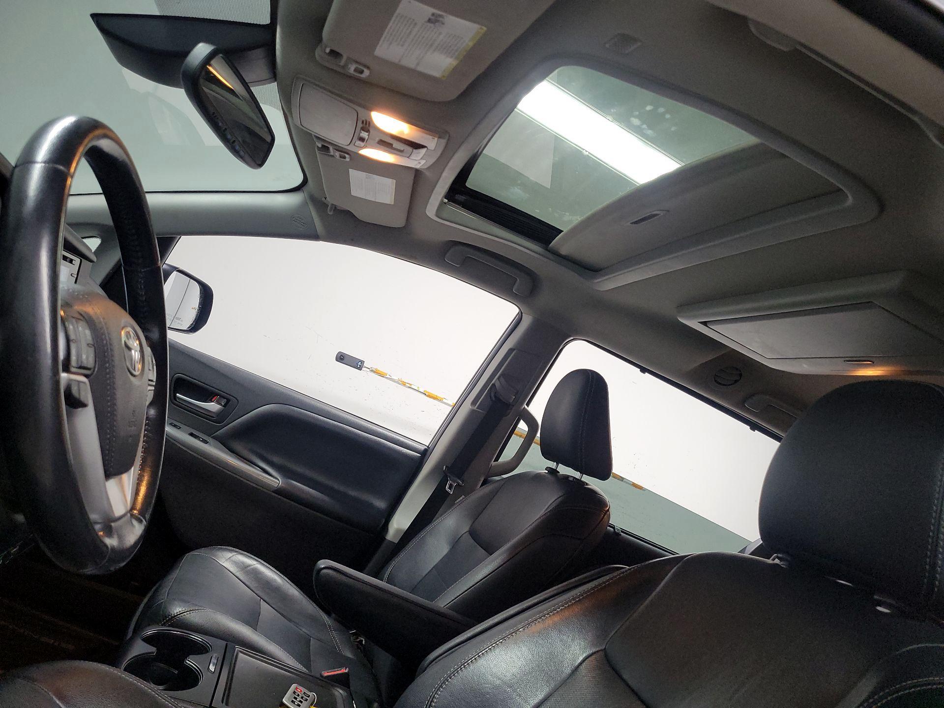 Thumbnail: 2019 Toyota Sienna - 20