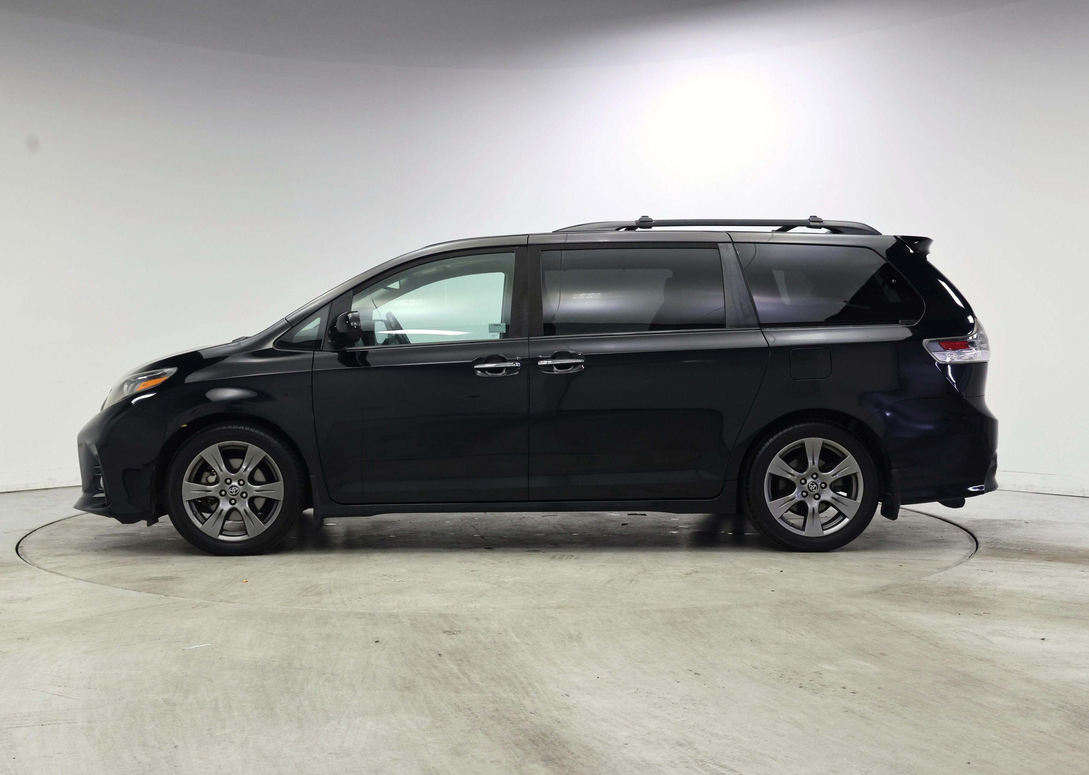Thumbnail: 2019 Toyota Sienna - 3