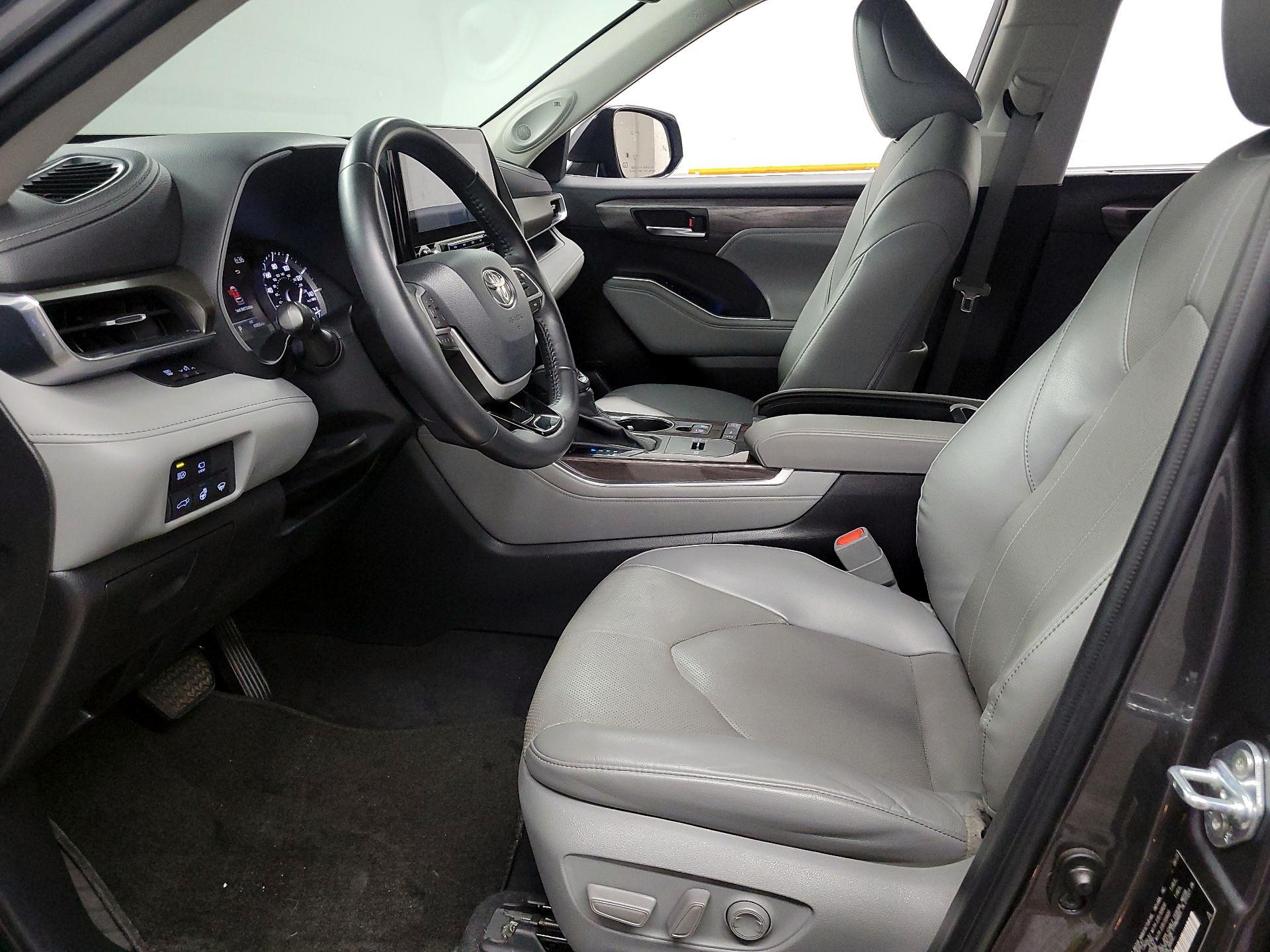 Thumbnail: 2022 Toyota Highlander - 11