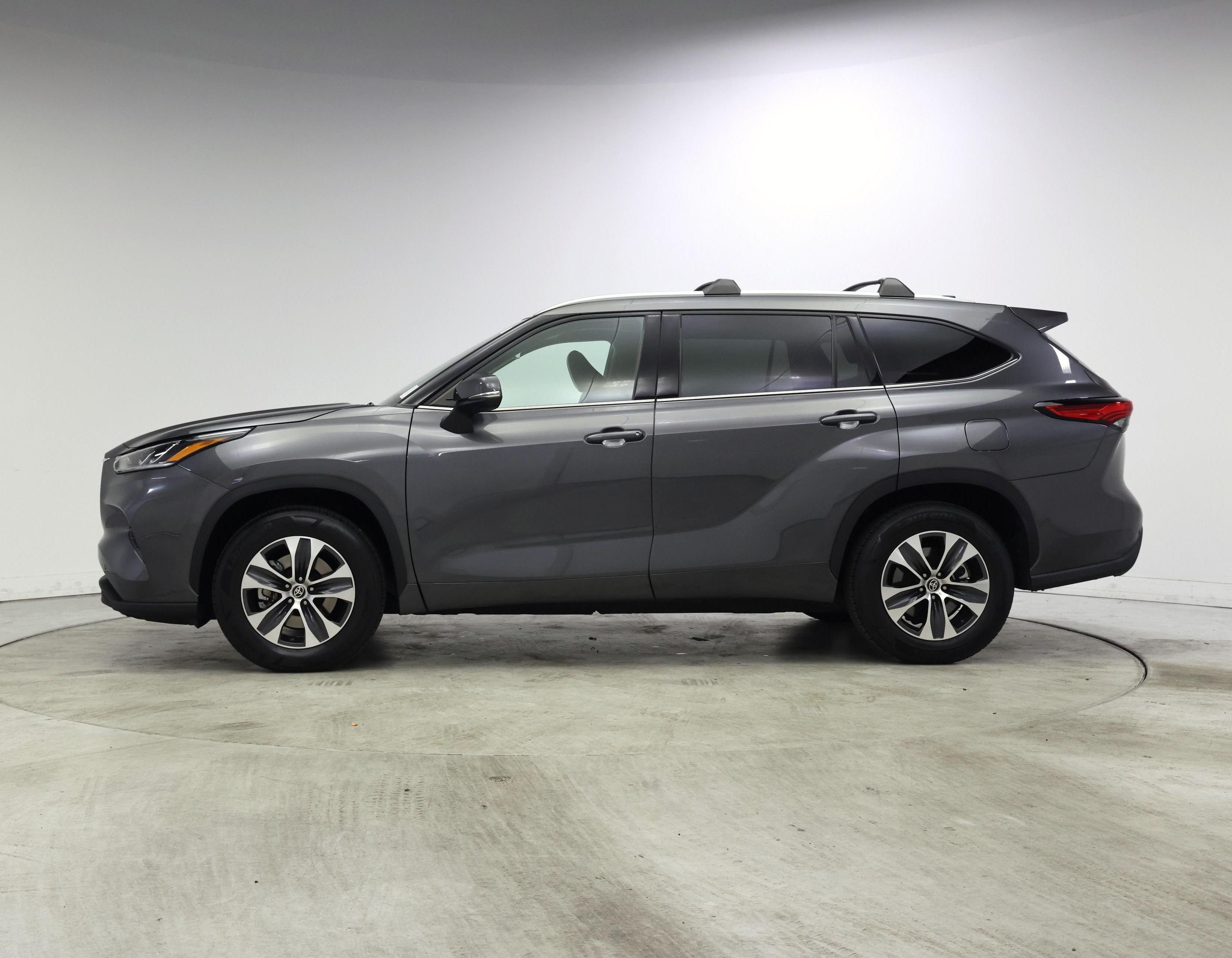 Thumbnail: 2022 Toyota Highlander - 3