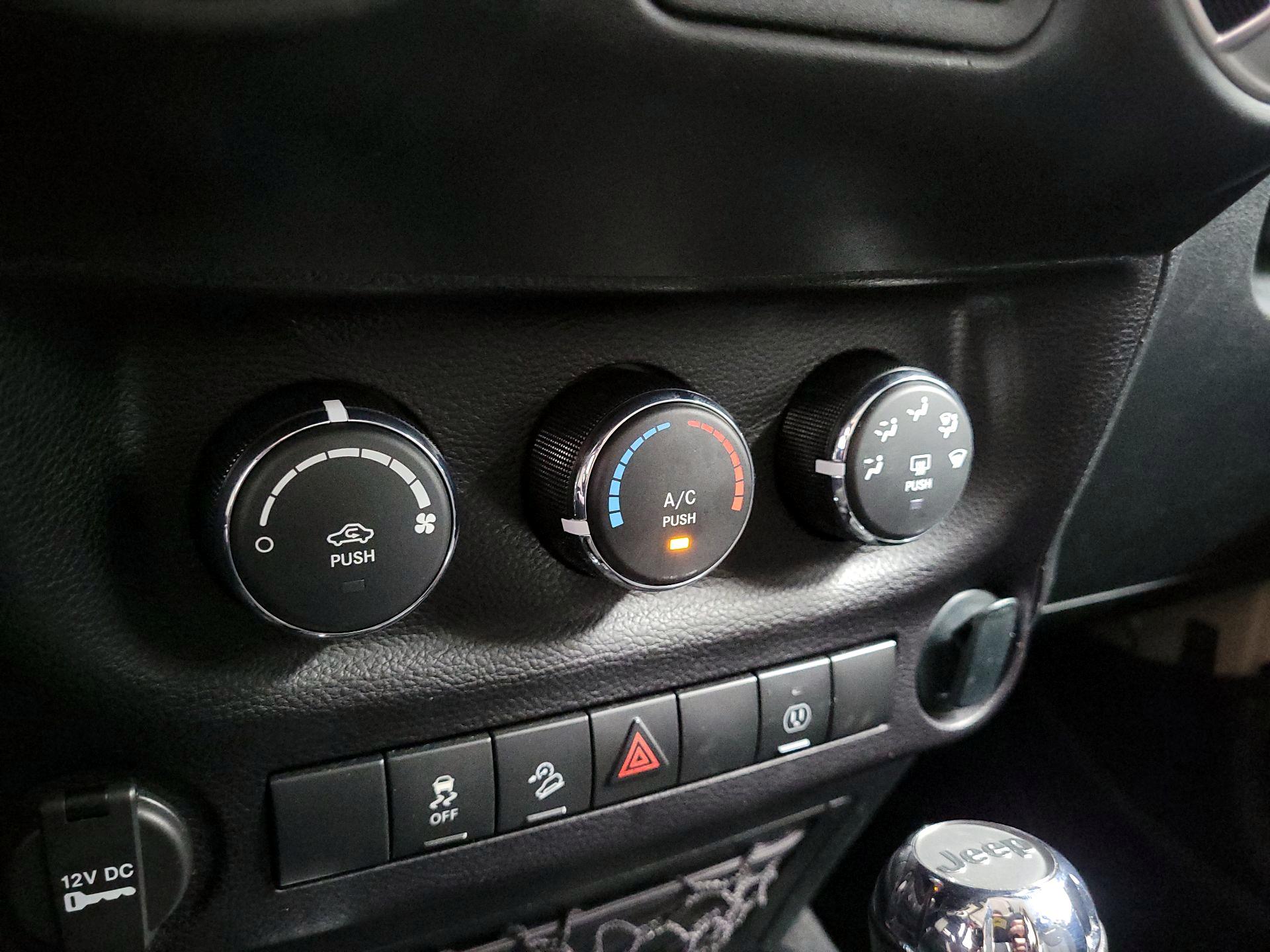Thumbnail: 2016 Jeep Wrangler - 12