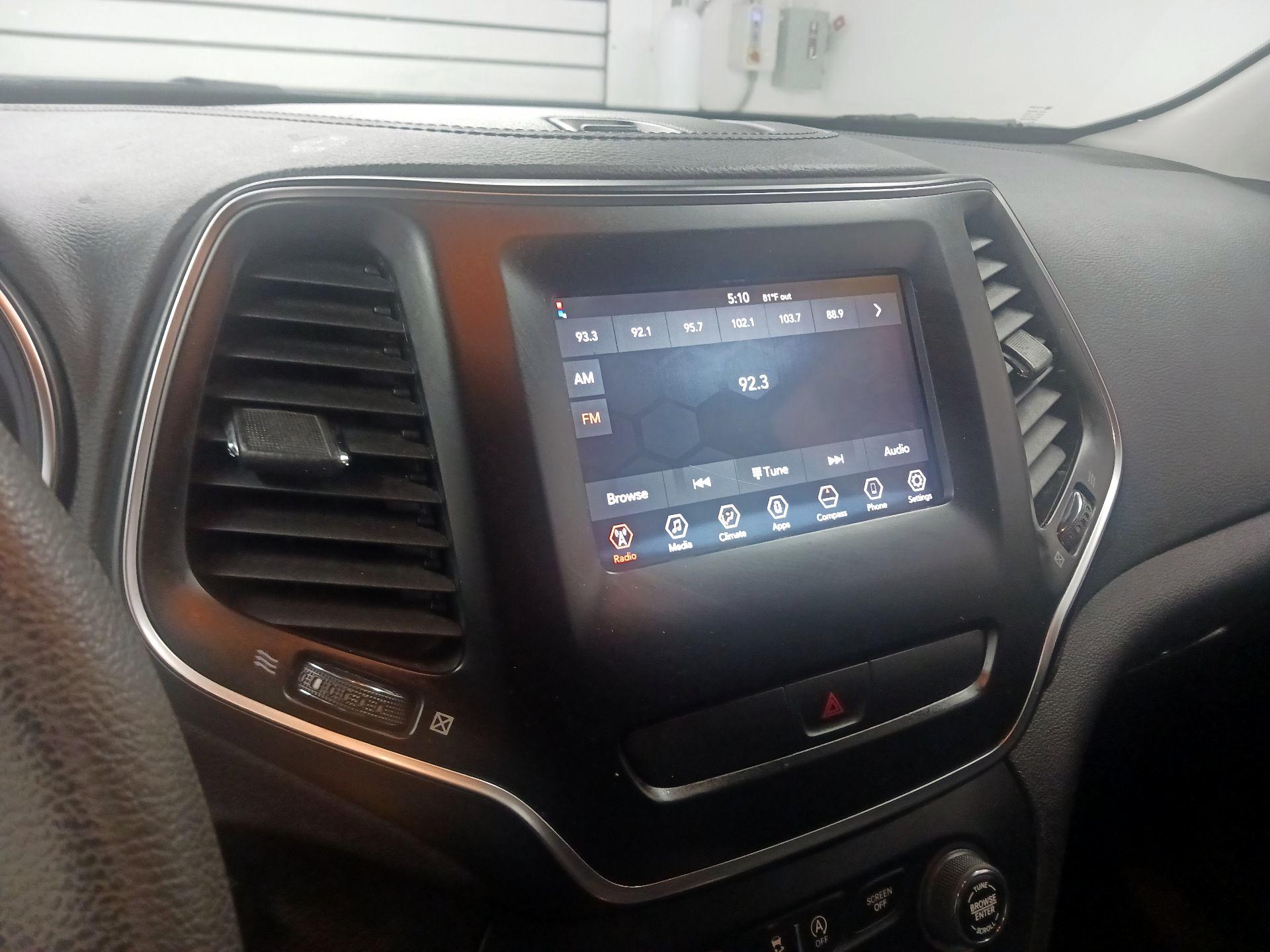 Thumbnail: 2019 Jeep Cherokee - 15