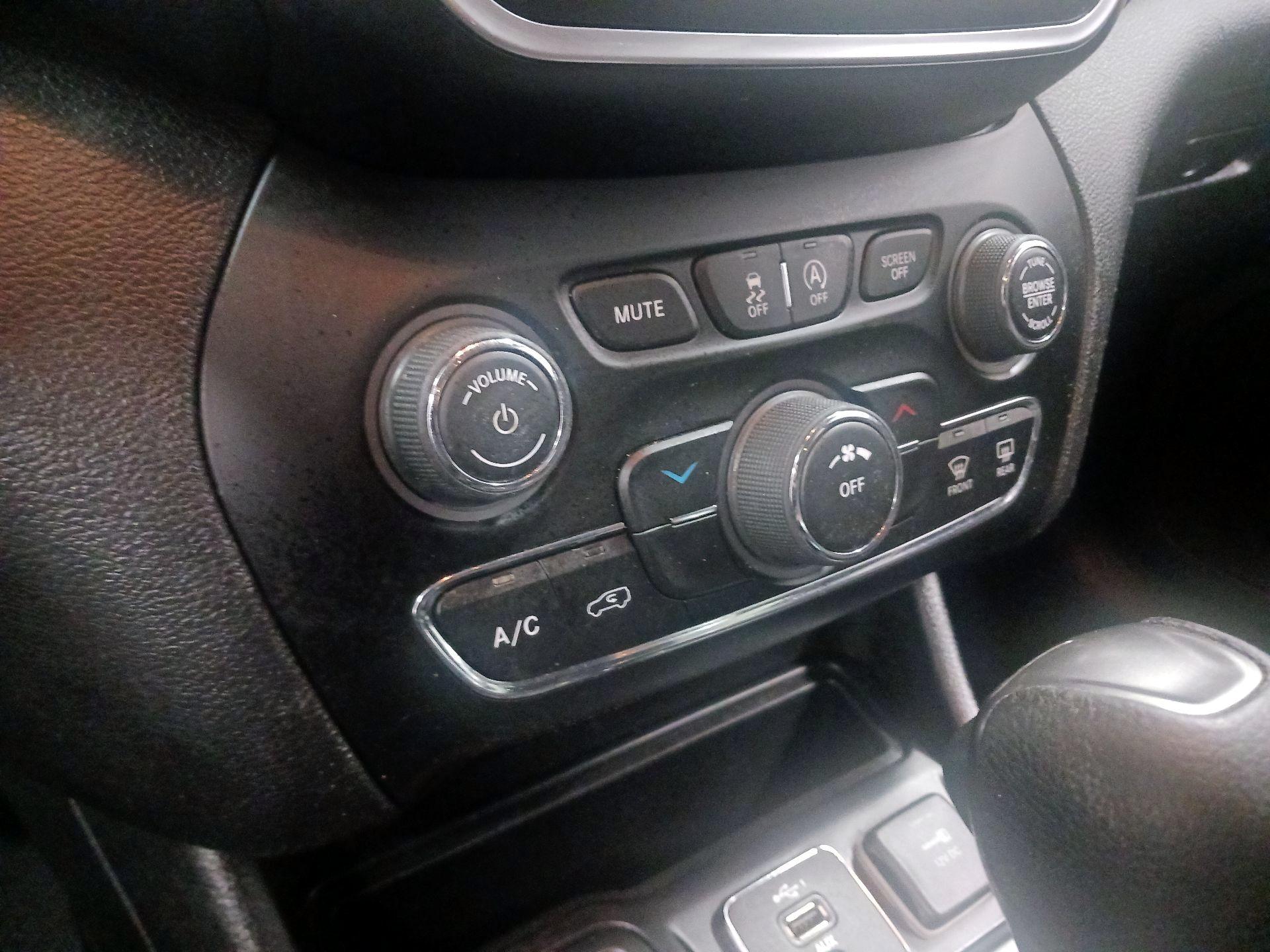 Thumbnail: 2019 Jeep Cherokee - 16