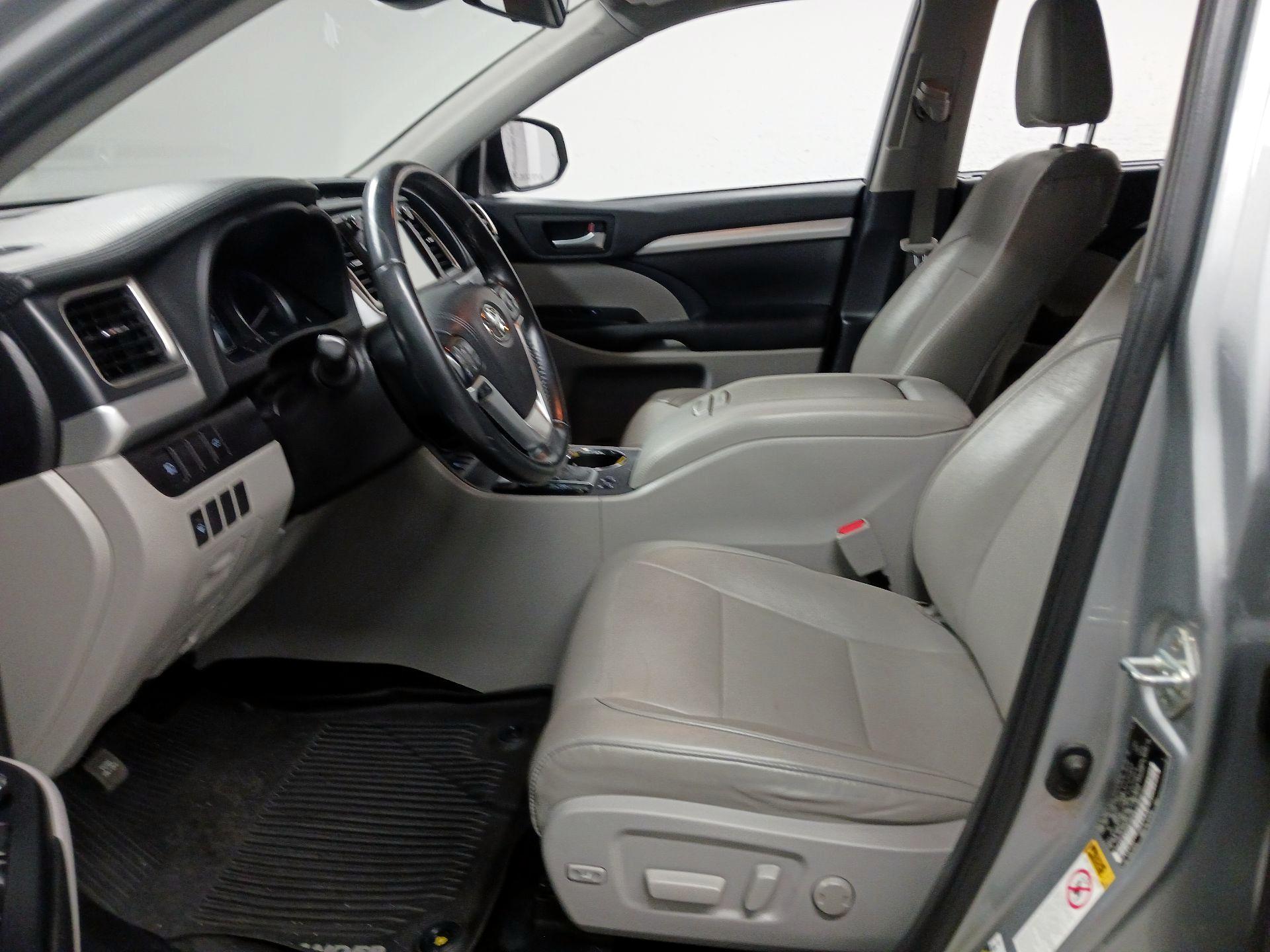 Thumbnail: 2019 Toyota Highlander - 11