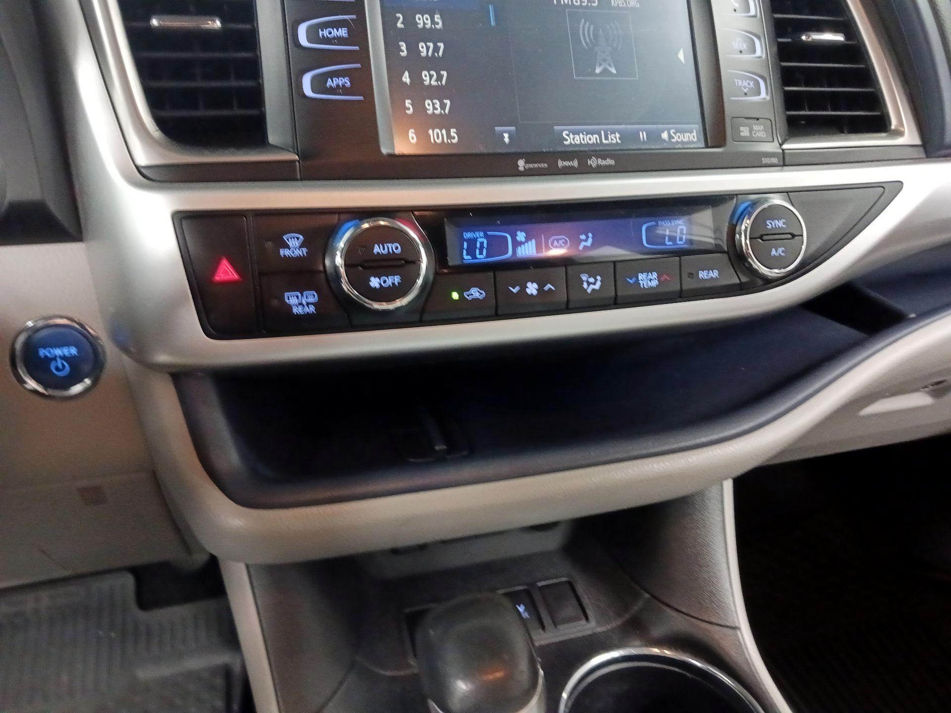 Thumbnail: 2019 Toyota Highlander - 16