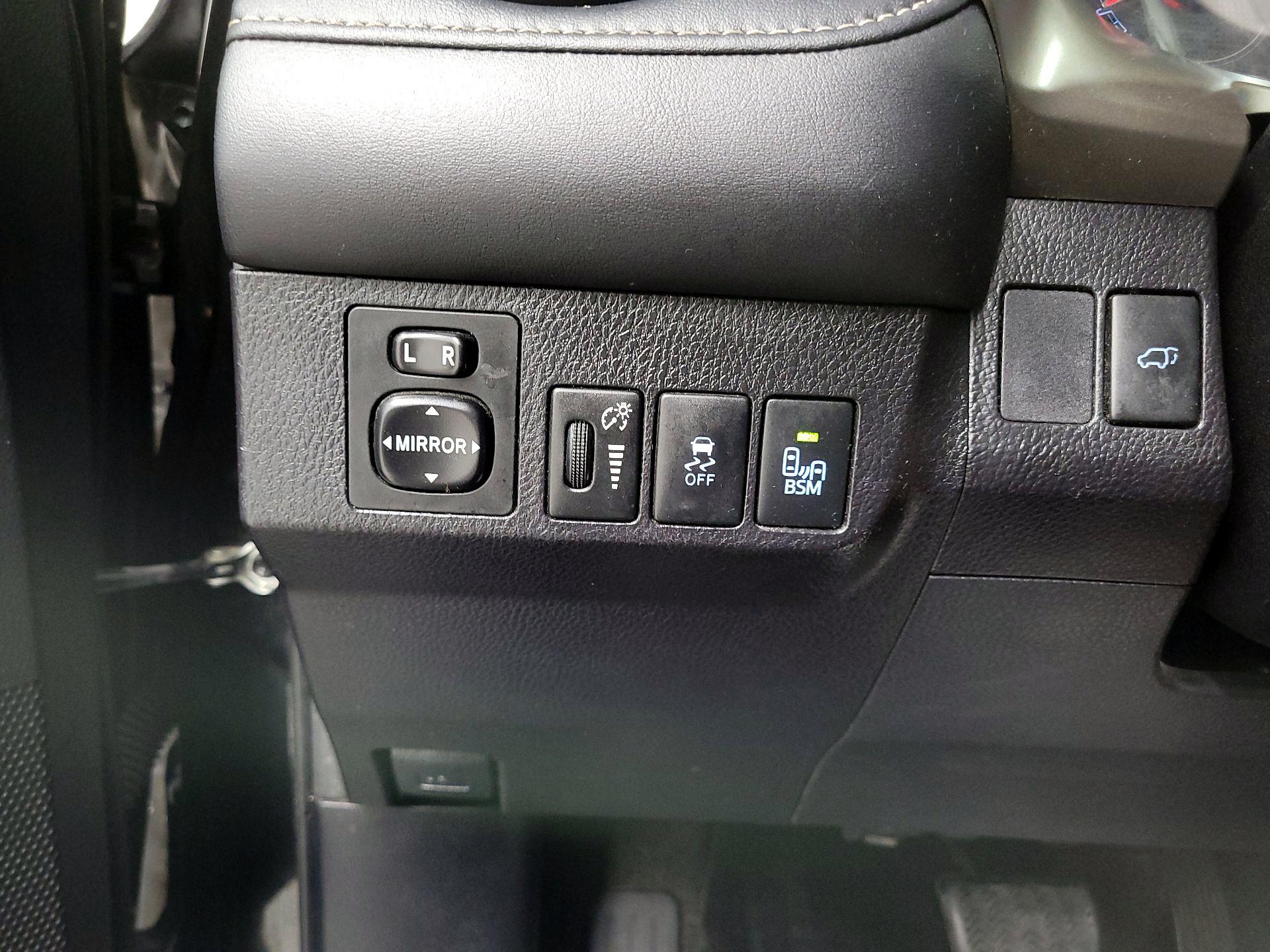 Thumbnail: 2015 Toyota RAV4 - 13