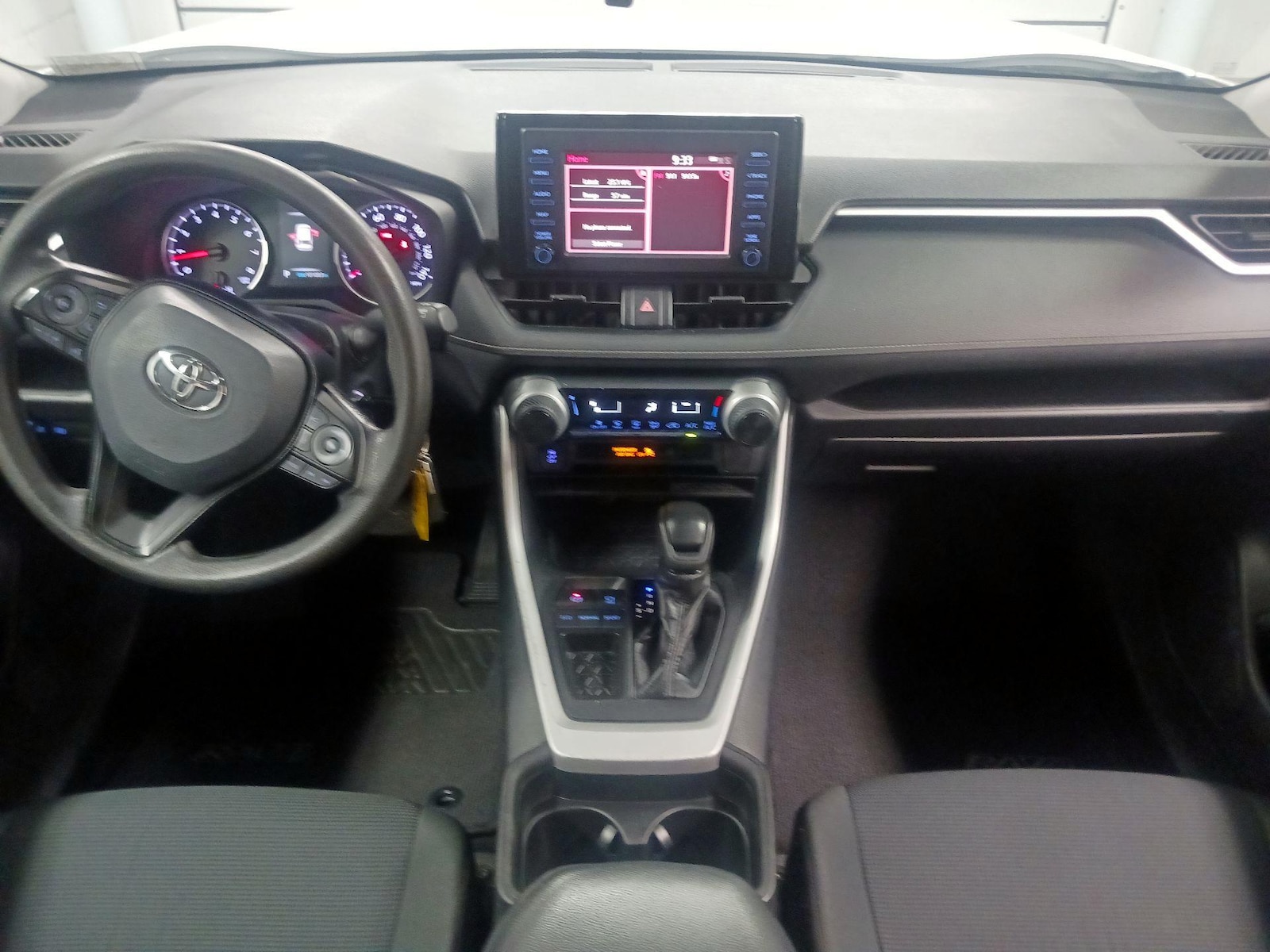 2019 Toyota RAV4 LE - Photo 10