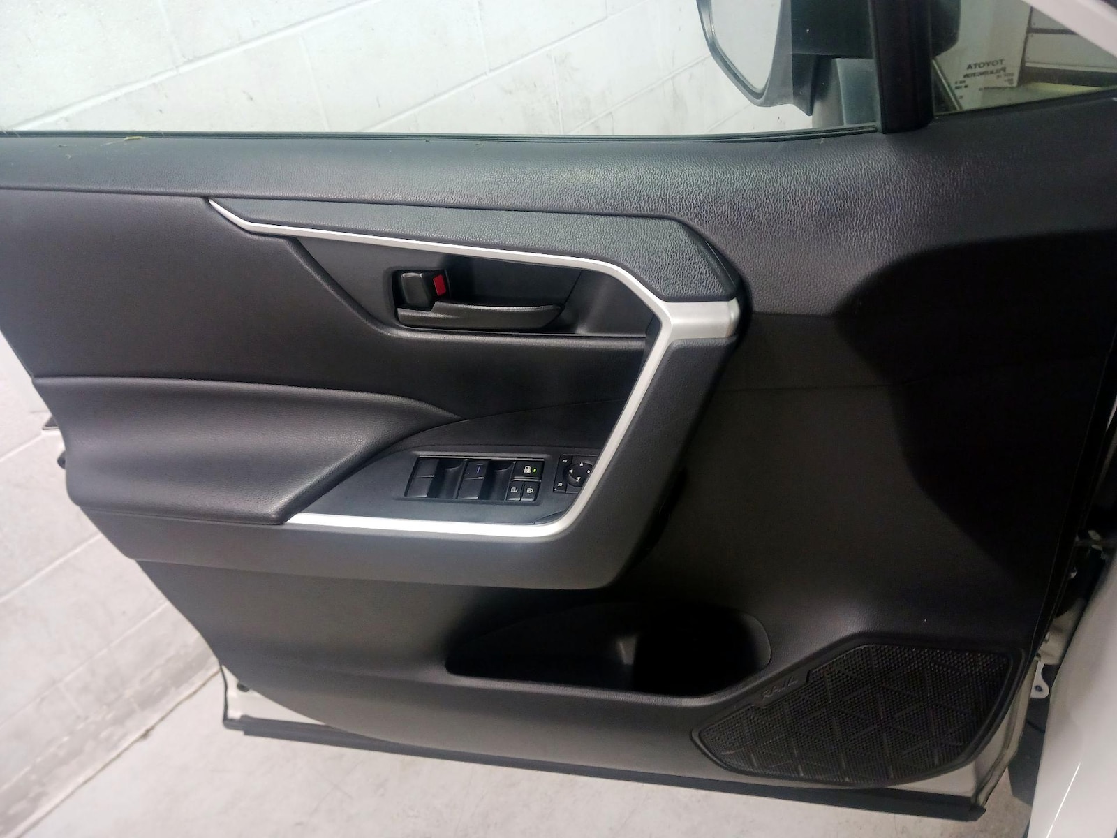 2019 Toyota RAV4 LE - Photo 13