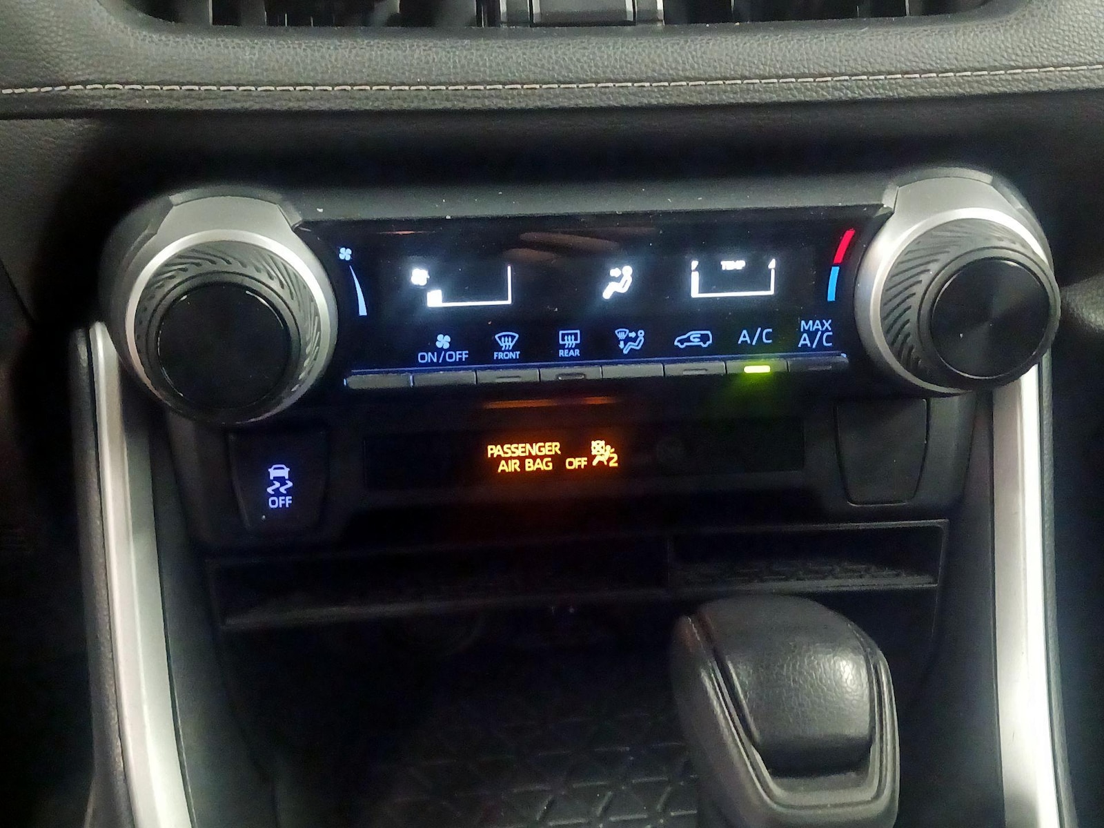 2019 Toyota RAV4 LE - Photo 15