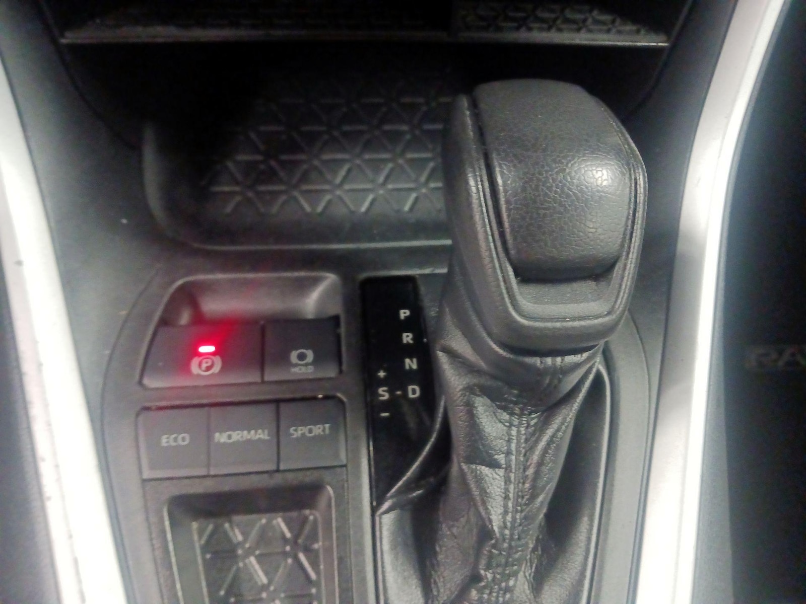 2019 Toyota RAV4 LE - Photo 16