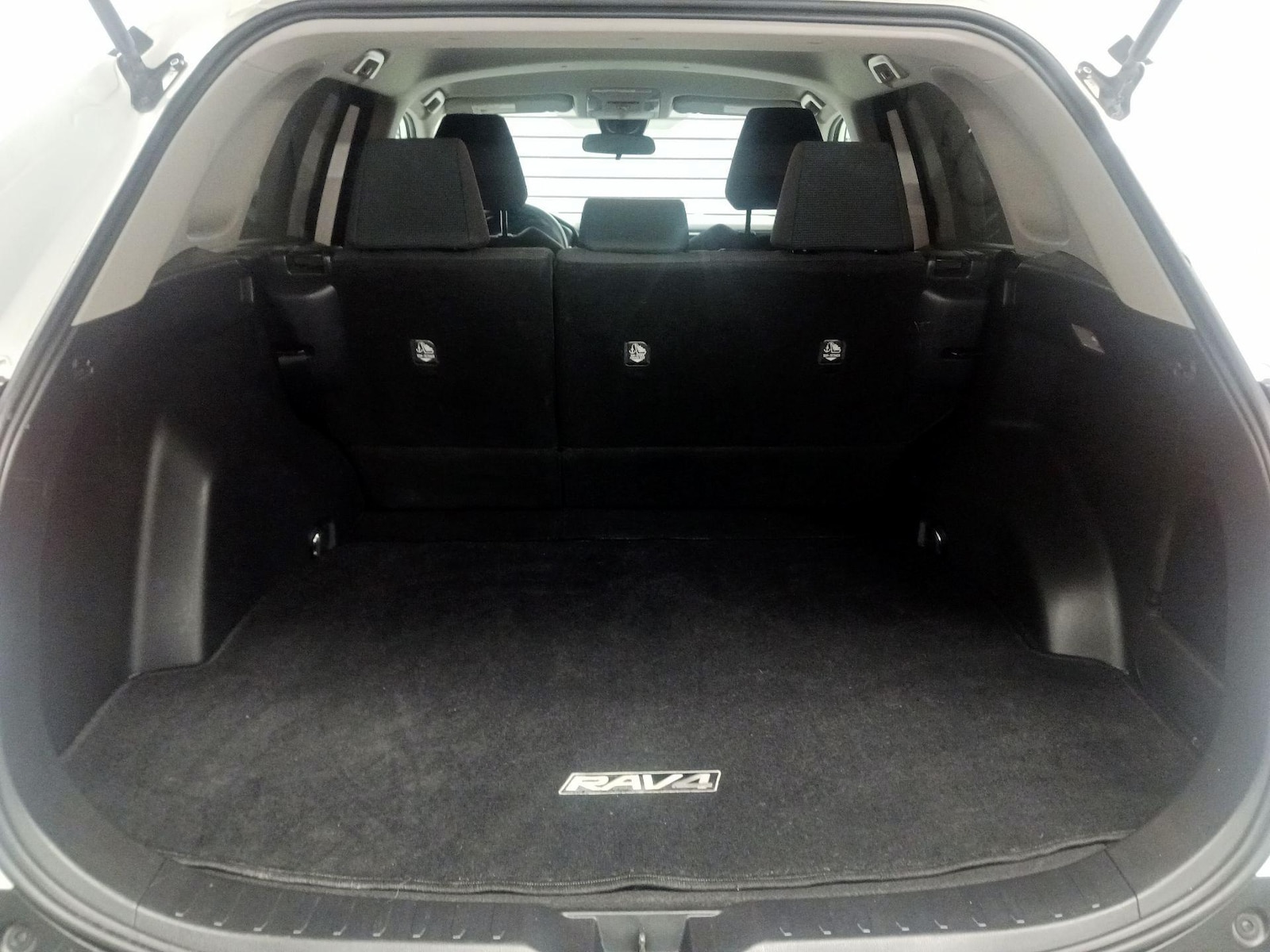 2019 Toyota RAV4 LE - Photo 17