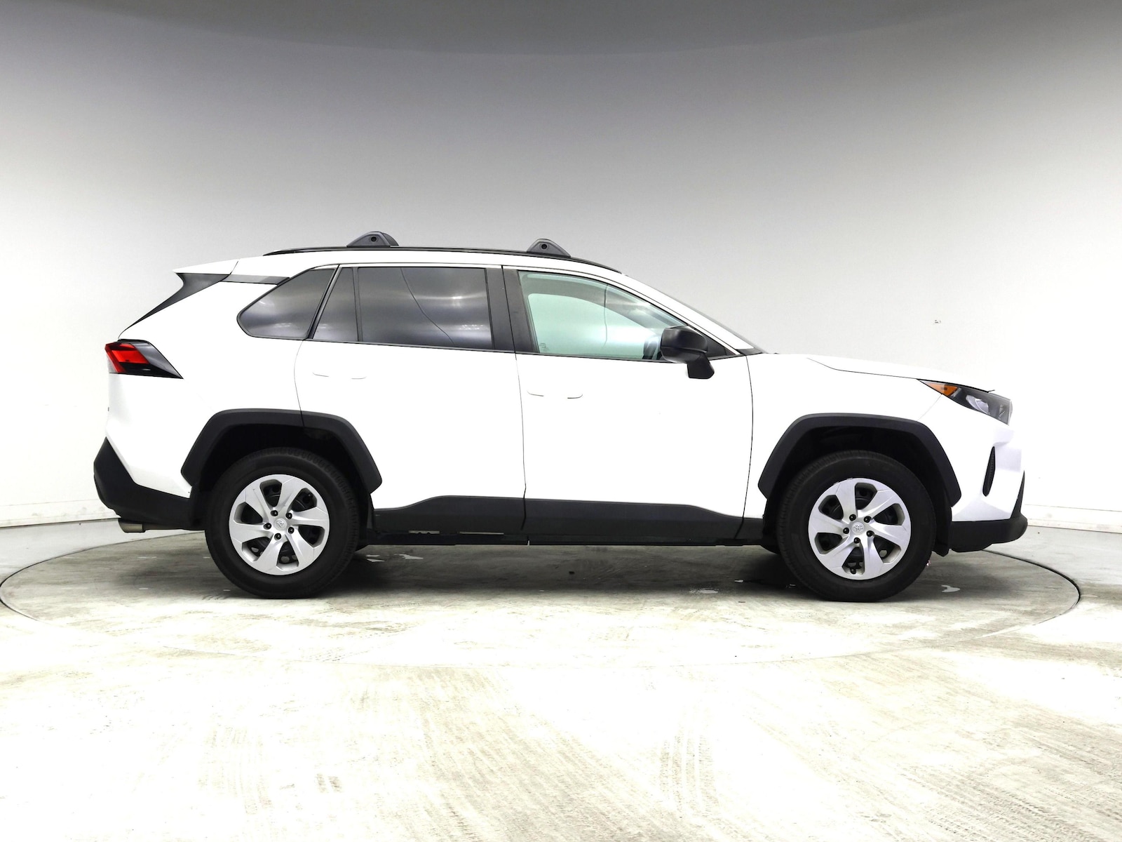 2019 Toyota RAV4 LE - Photo 8