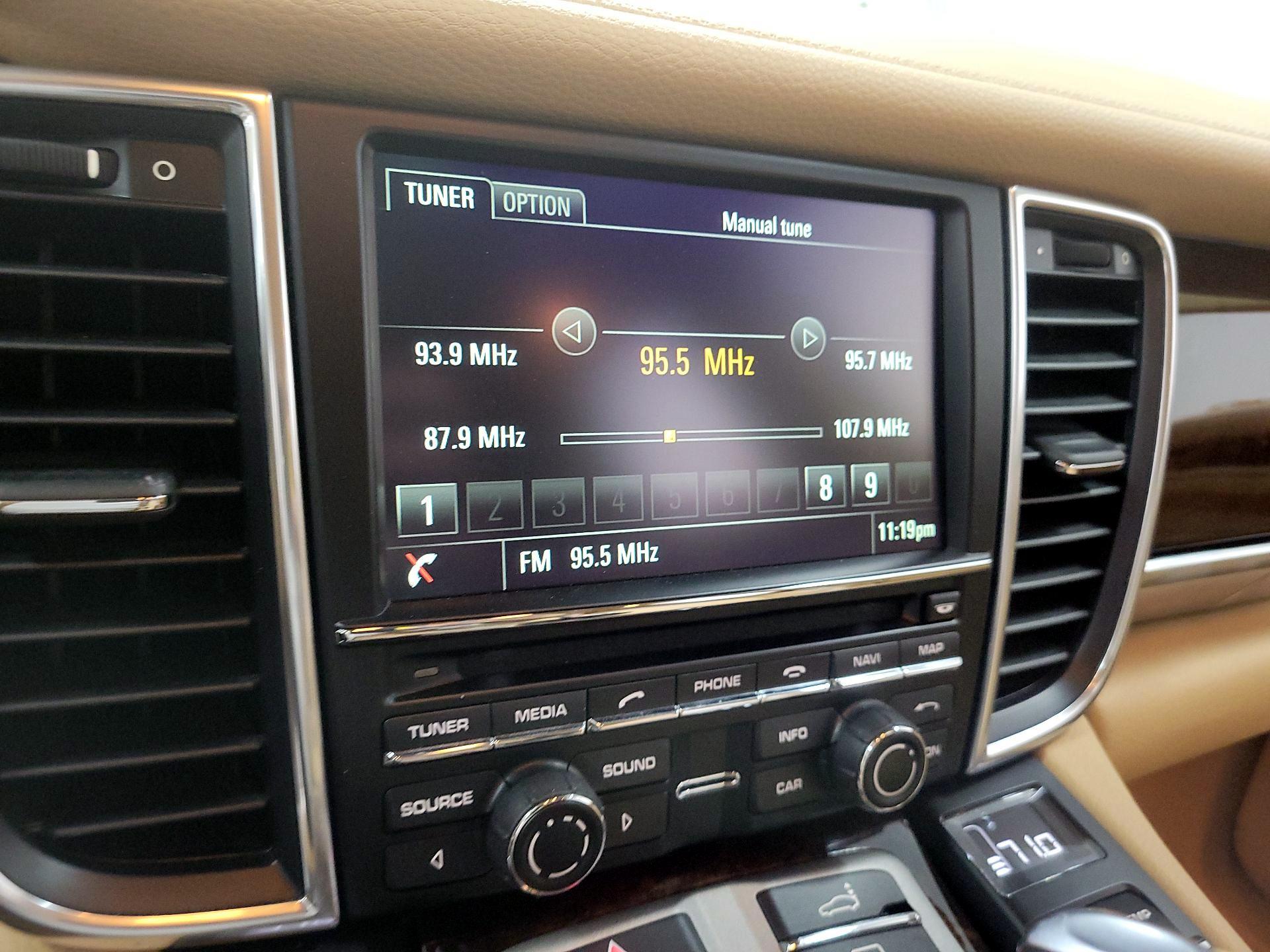 Thumbnail: 2016 Porsche Panamera - 13