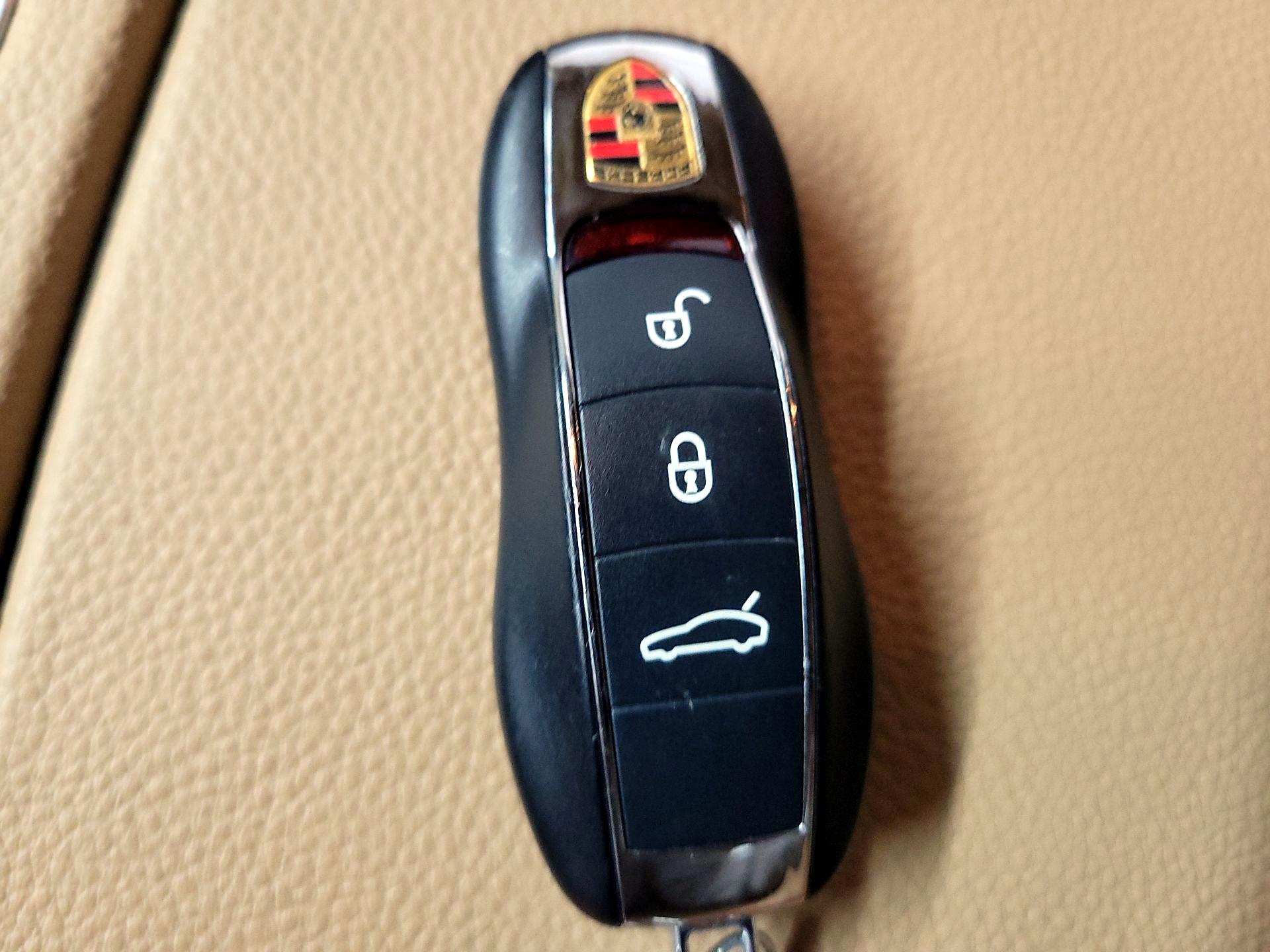 Thumbnail: 2016 Porsche Panamera - 18