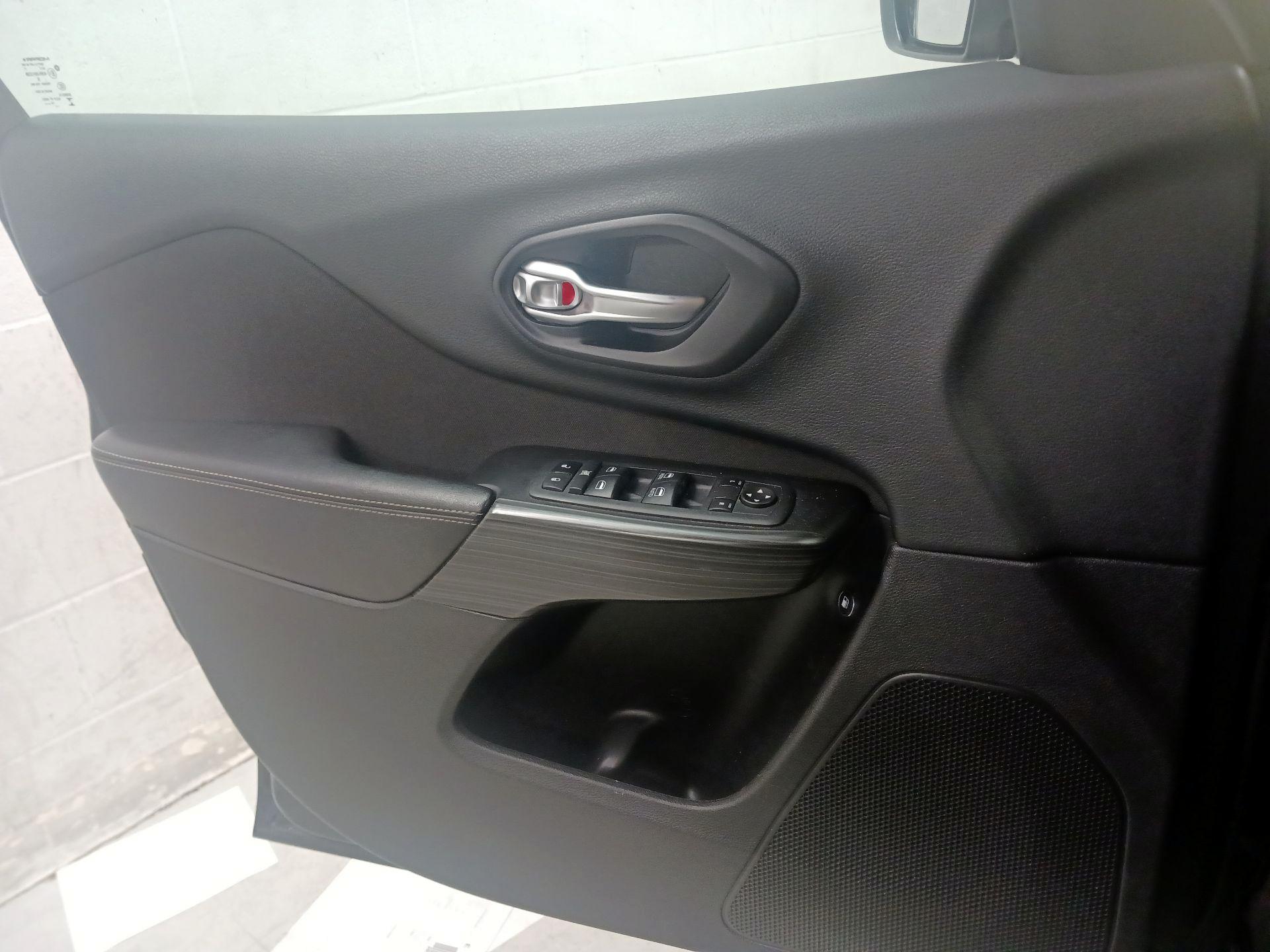 Thumbnail: 2015 Jeep Cherokee - 12