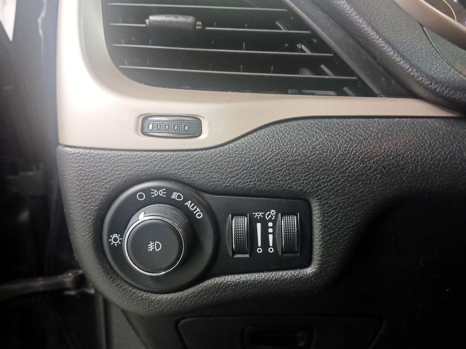 Thumbnail: 2015 Jeep Cherokee - 13