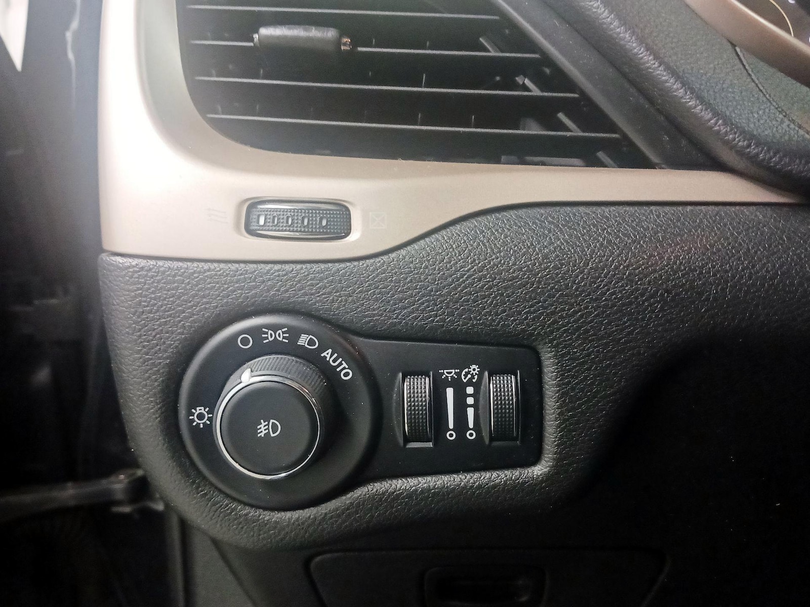 2015 Jeep Cherokee Latitude - Photo 14