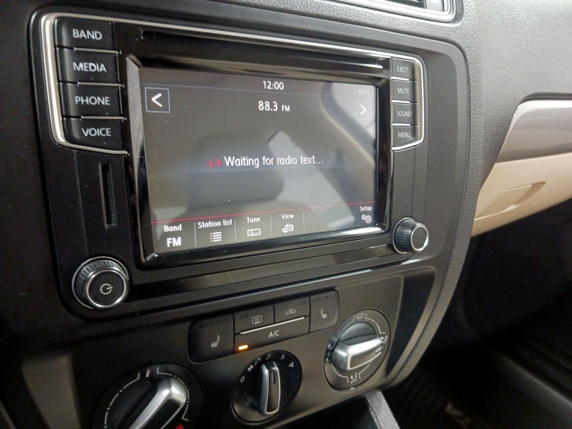 Thumbnail: 2017 Volkswagen Jetta - 14