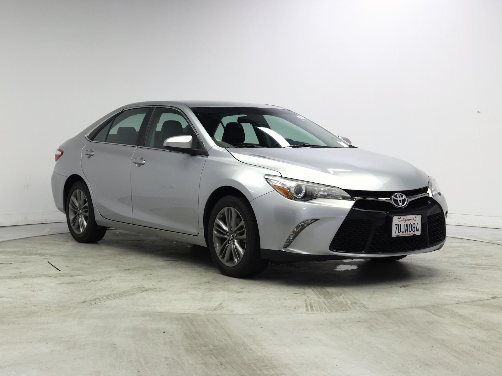 2017 Toyota Camry SE - Photo 2