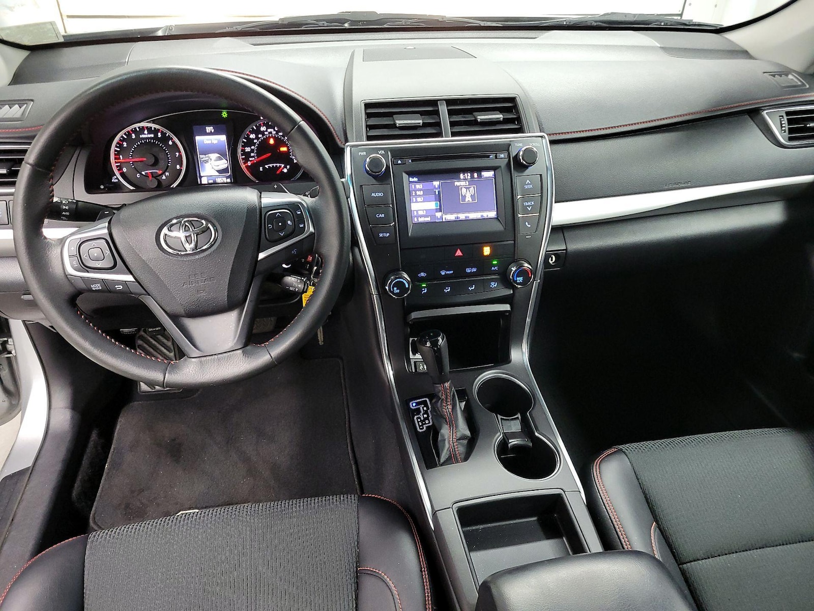 2017 Toyota Camry SE - Photo 10